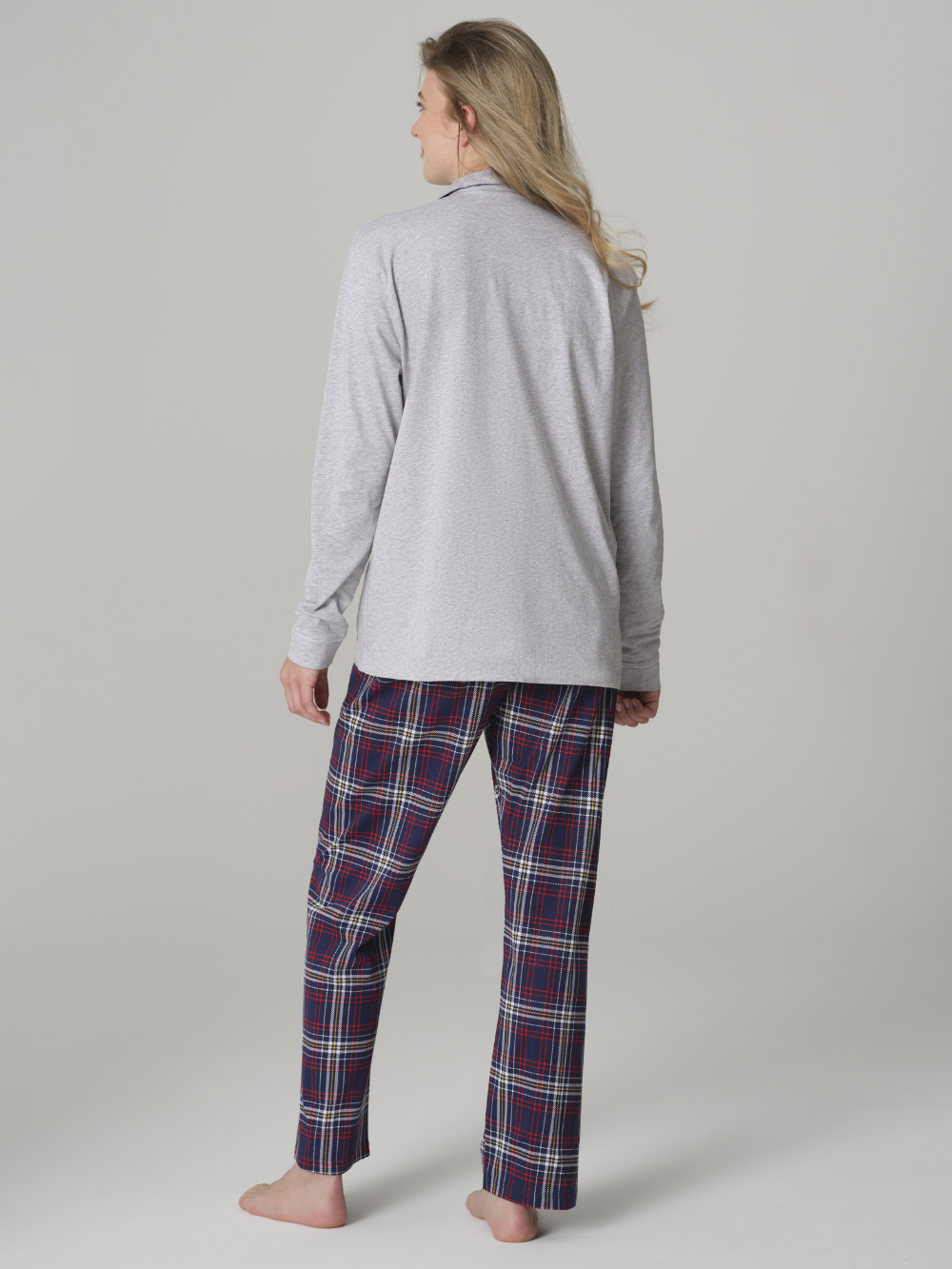 Rückansicht: Frau trägt Lange Schlafhose aus 100% Baumwolle in Blau und Rot kariert