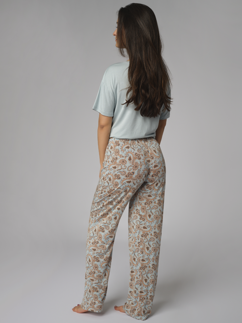 Rückansicht: Frau trägt Comazo Schlafhose aus Micromodal Farbe Water Blue Print