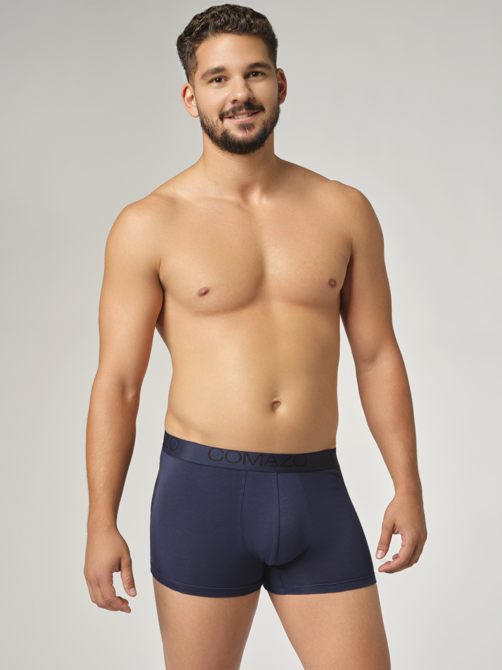 Vorderansicht 2: Mann trägt Fairtrade Pants von Comazo in der Farbe Marine mit Webgummi mit Schriftzug