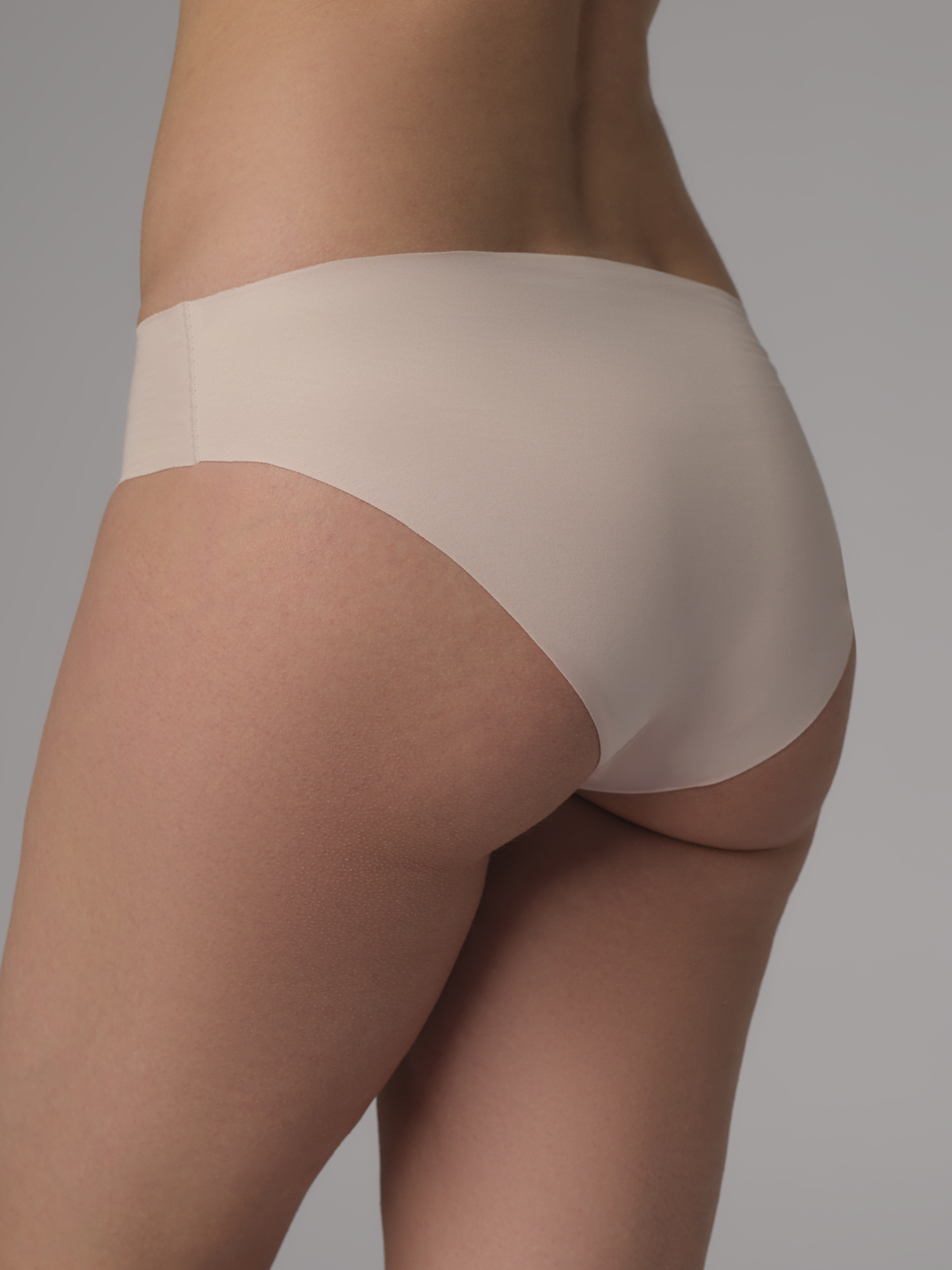 Rückansicht: Frau trägt Jazz-Pants Cleancut von Comazo in der Farbe Almond