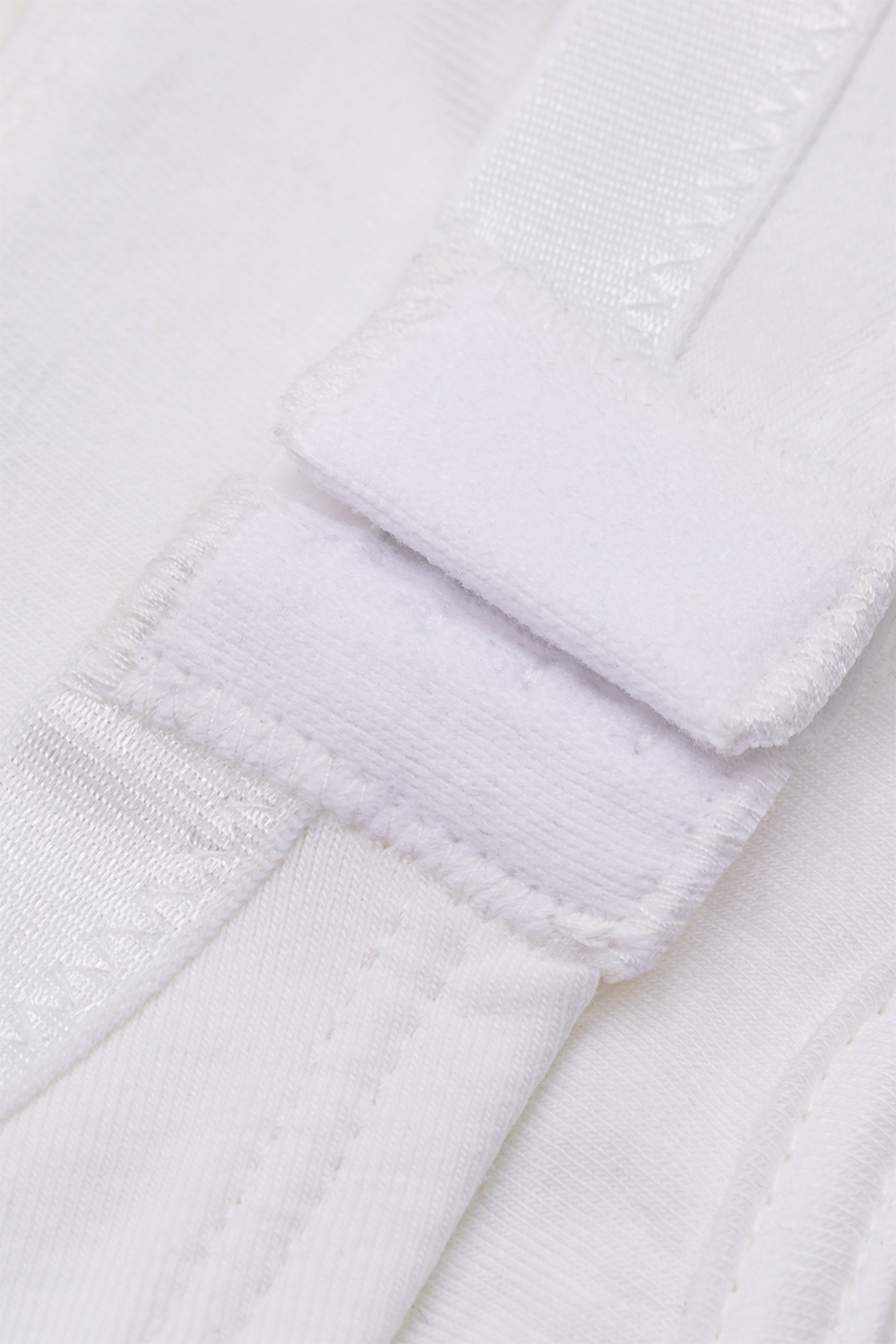 Detailbild Verschluss Fairtrade Still-BH von Comazo in der Farbe Weiß ohne Bügel,  mit einhändig bedienbarem Klick-Verschluss