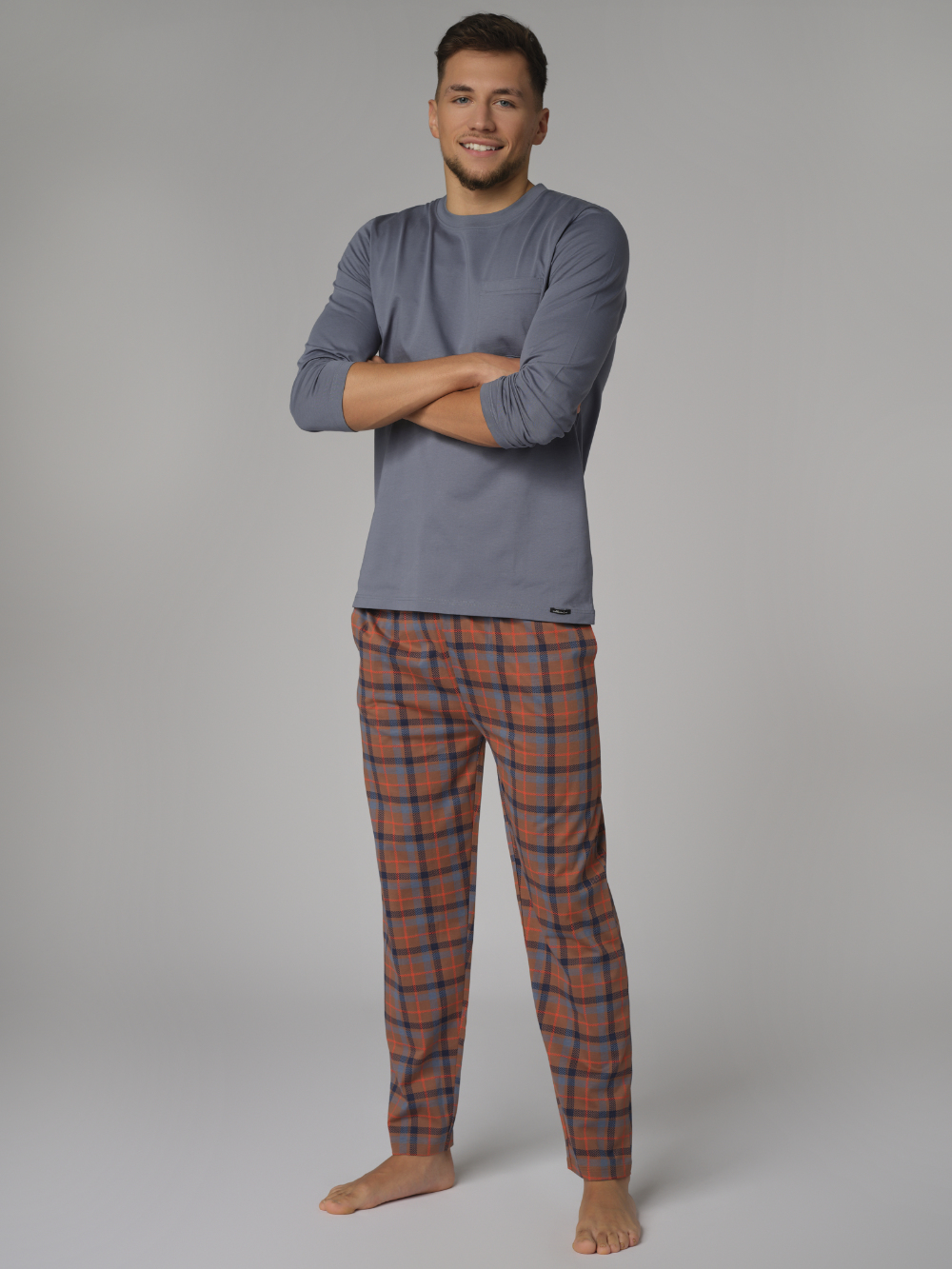 Vorderansicht: Mann trägt Comazo Herren Schlafanzug lang Farbe Smokey Blue