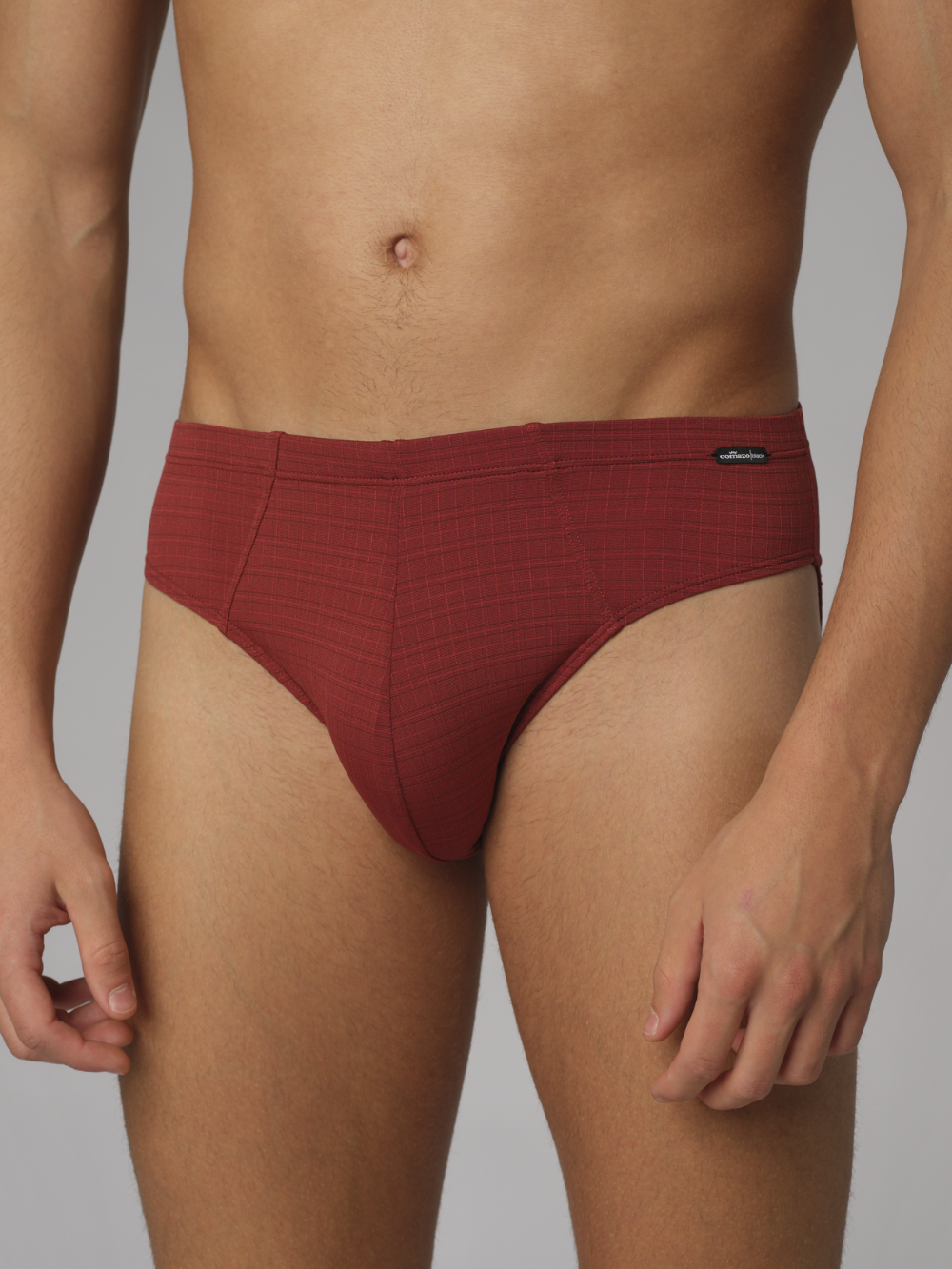 Nahaufnahme Vorderansicht: Mann trägt Comazo Herren Slip ohne Eingriff Farbe Dunkelrot