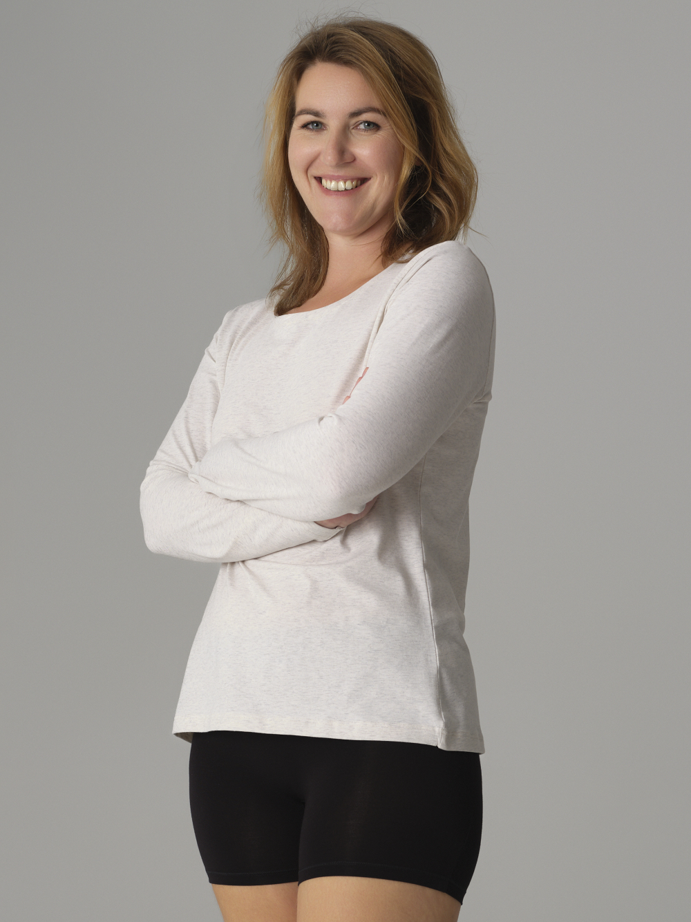 Vorderansicht: Frau trägt Comazo Damen Basic Shirt langarm Farbe Ecru-Melange