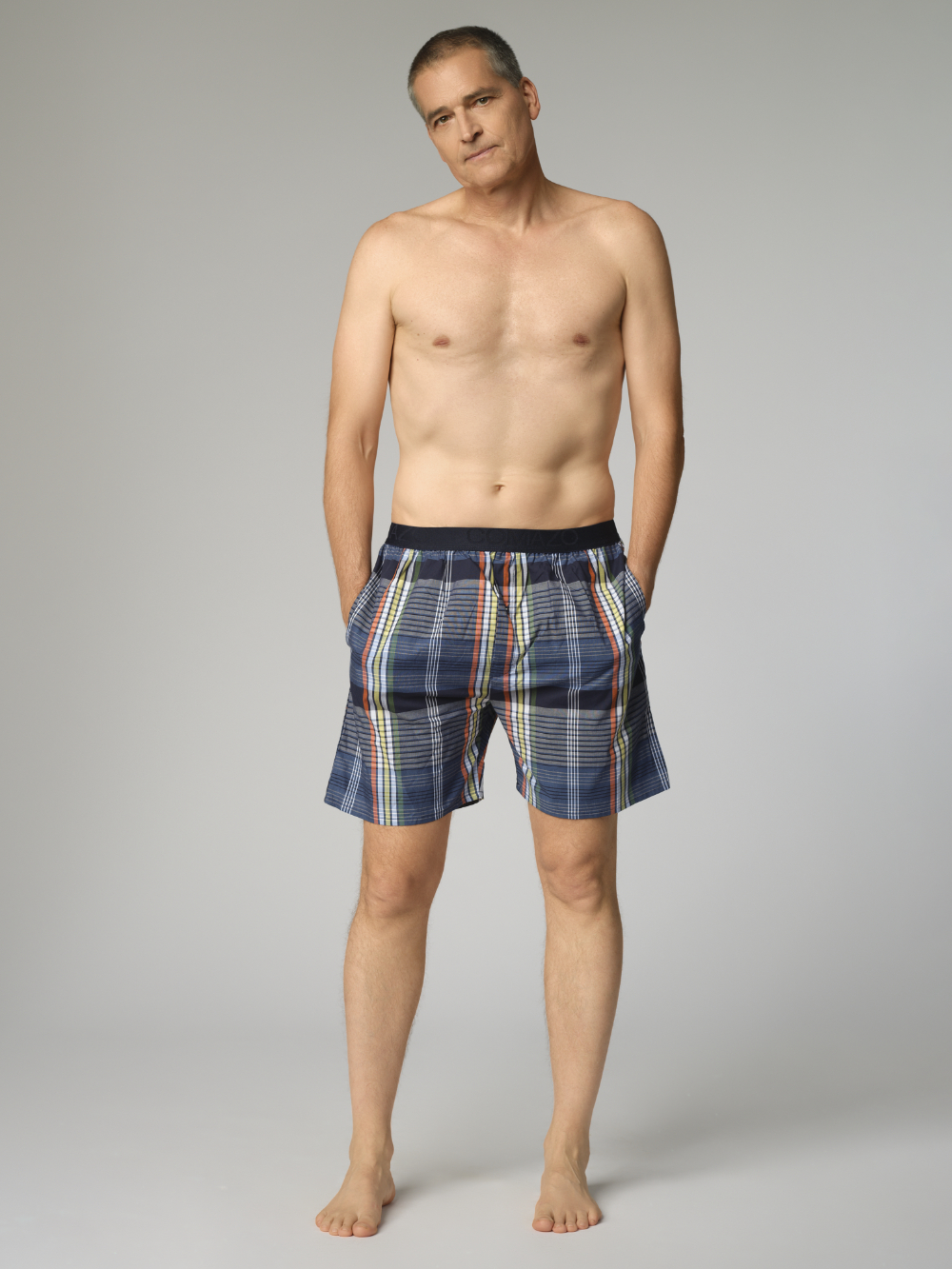 Vorderansicht: Mann trägt Webhose kurz von Comazo in der Farbe Karo aus 100% Baumwolle mit Knopfleiste und aufgesetztem Bund