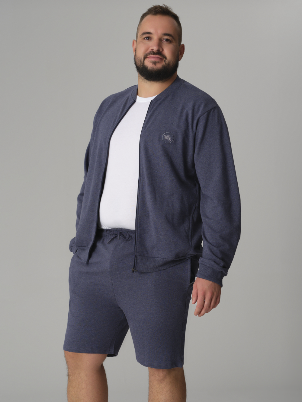 Vorderansicht: Mann trägt Comazo Herren Shorts Farbe Dunkelblau-Melange