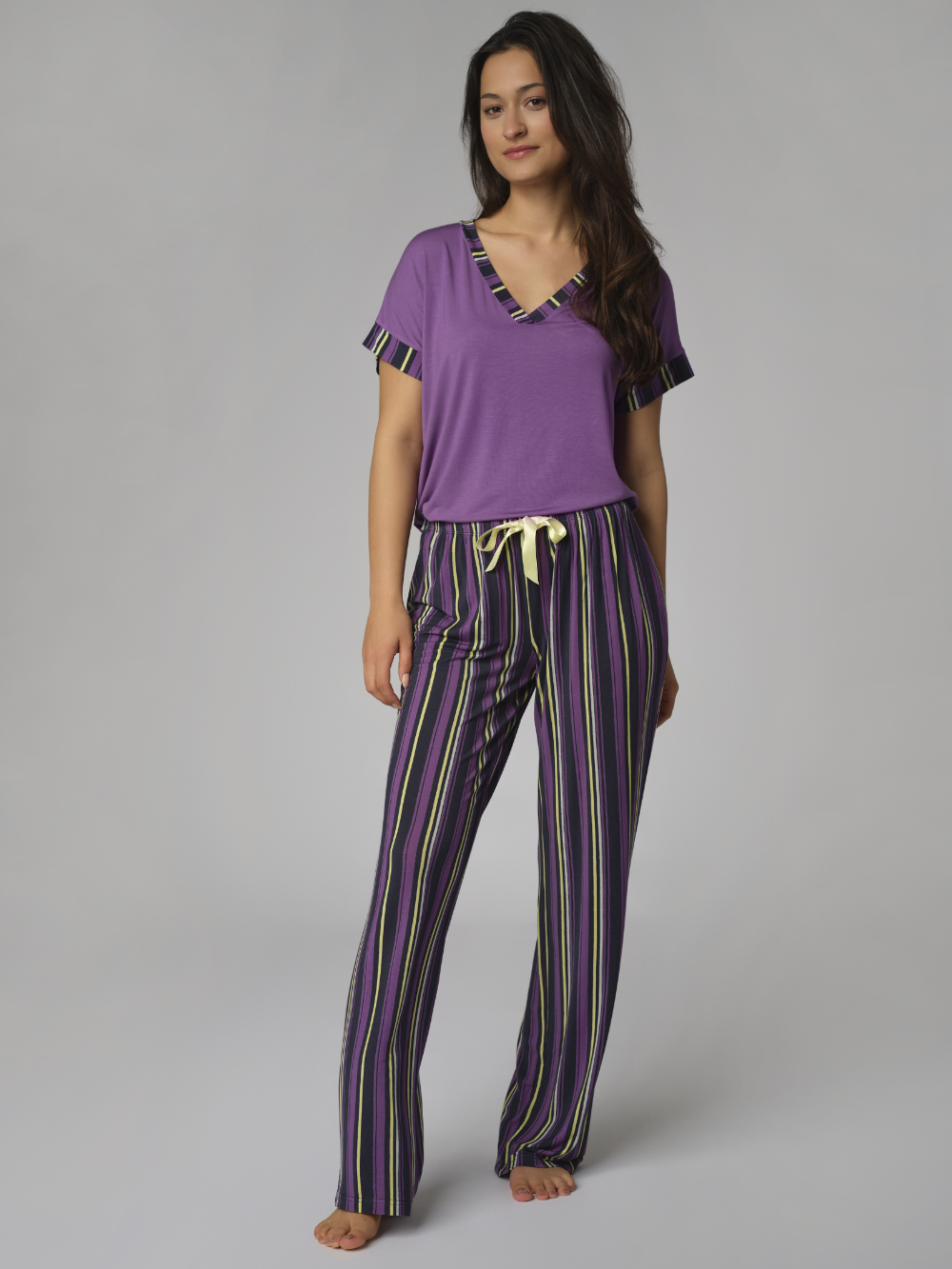 Vorderansicht 2: Frau trägt Comazo Damen Shirt 1/4 Arm aus Mircromodal mit V-Ausschnitt Farbe Purple