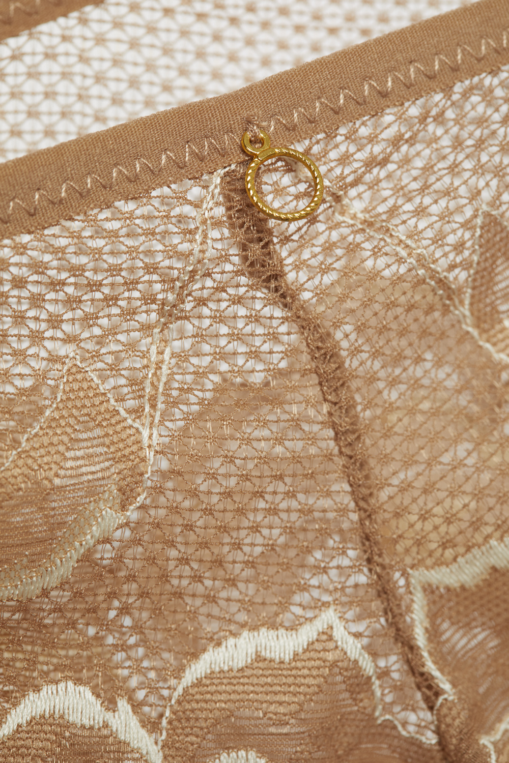 Detailansicht Brasil-Slip von Comazo in der Farbe Caramel mit schönen Spitzen-Details.