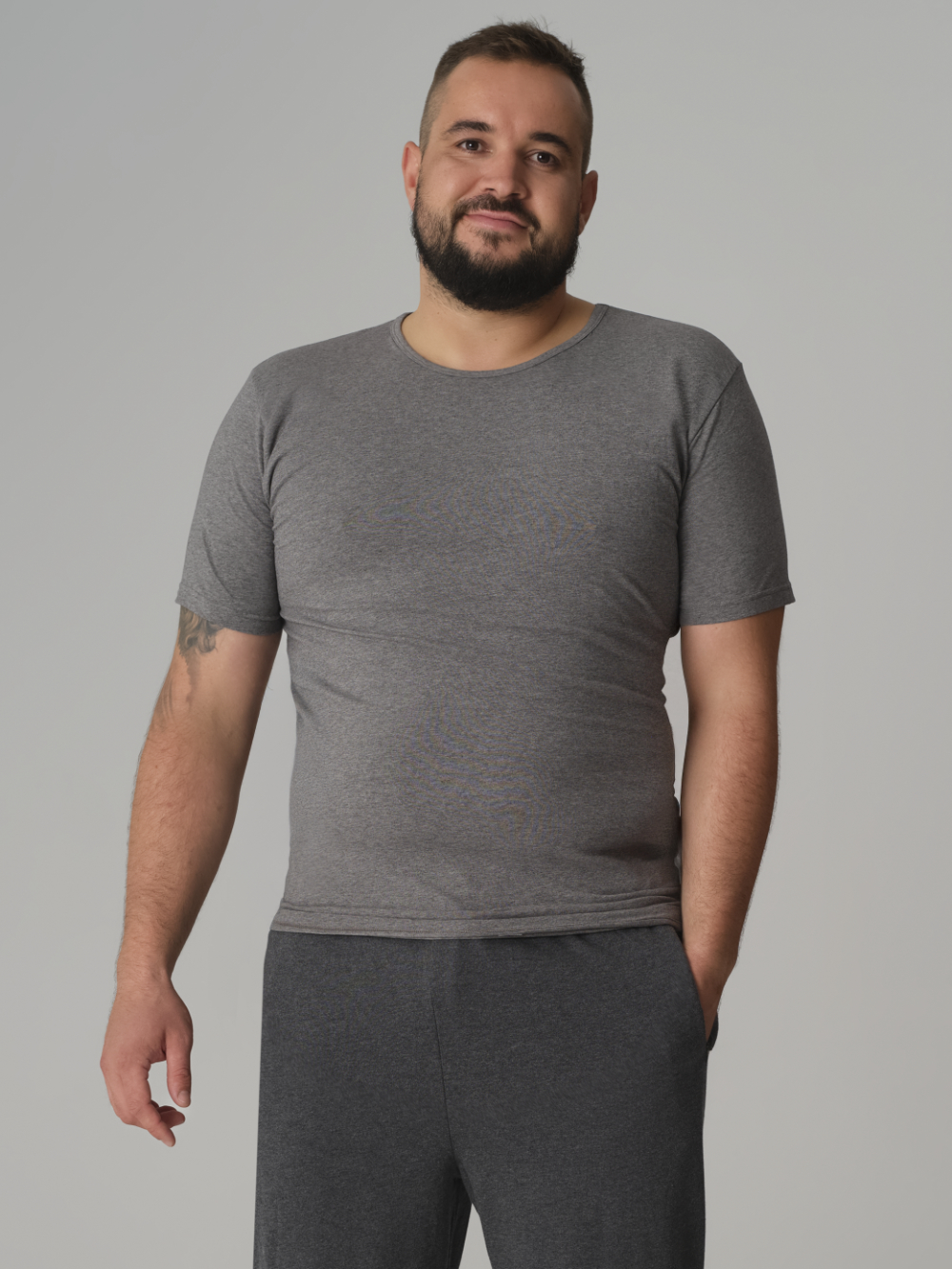 Vorderansicht: Mann trägt Shirt kurzarm Farbe Grau-Melange