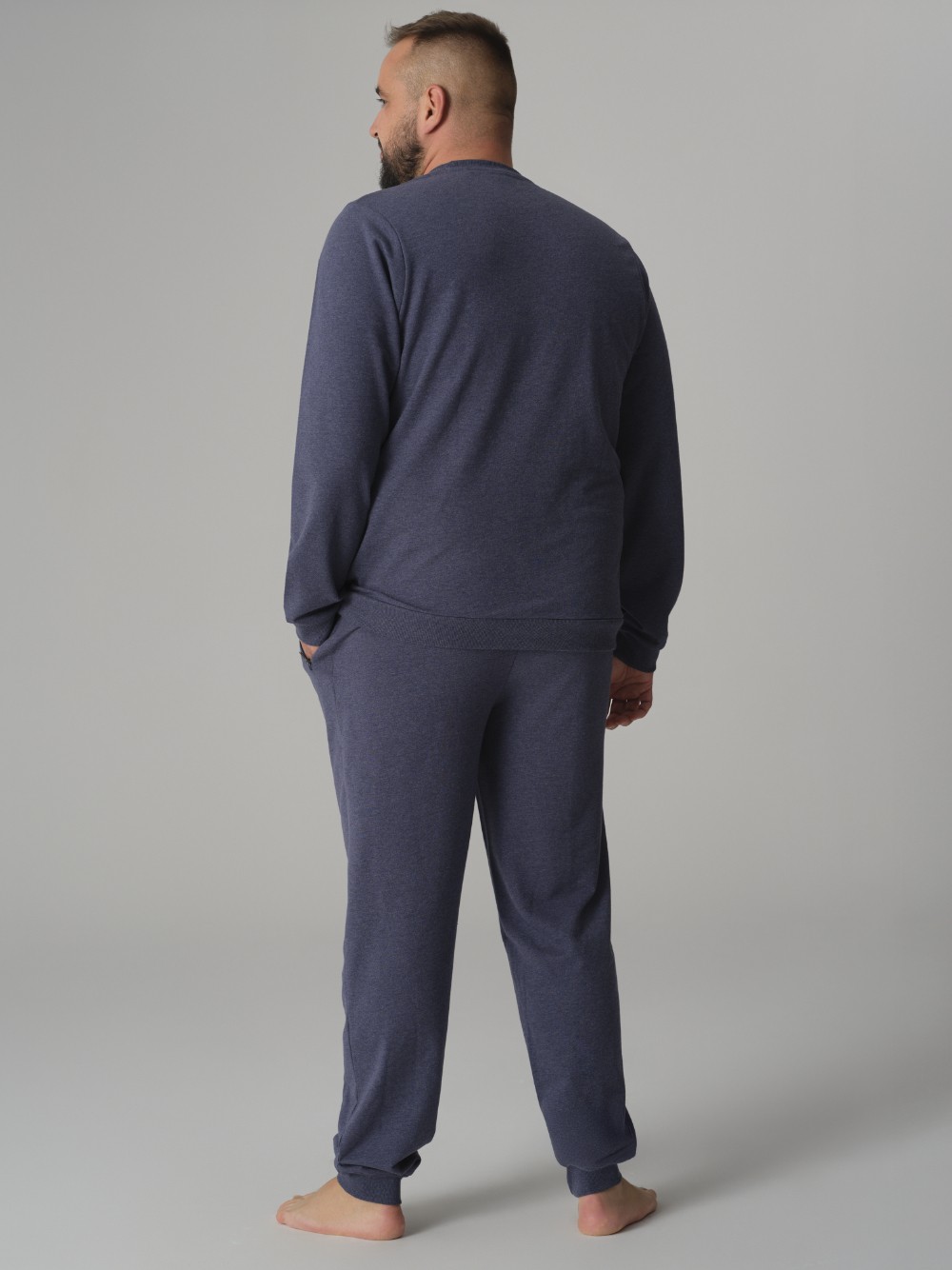 Rückansicht: Mann trägt Comazo Herren Hose lang Farbe Dunkelblau-Melange