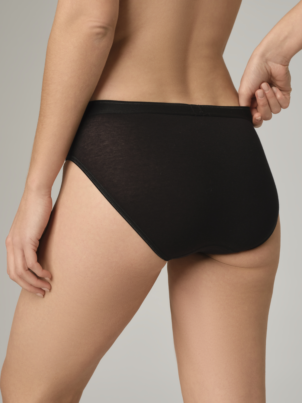 Rückansicht: Frau trägt Jazz-Pants von Comazo in der Farbe Schwarz Feinripp-Qualität