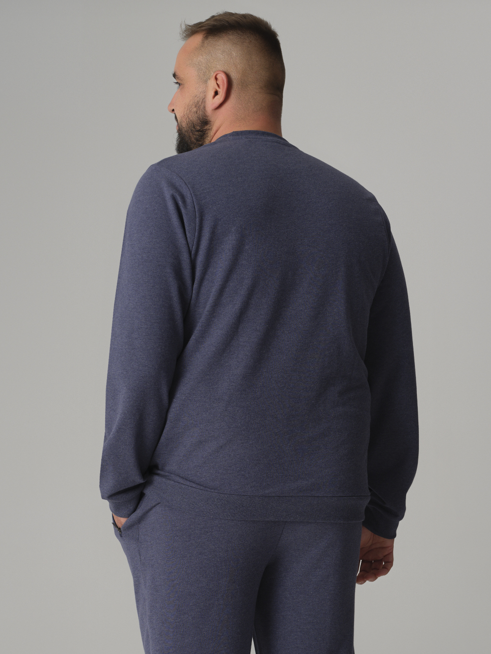 Rückansicht: Mann trägt Comazo Sweatshirt Farbe Dunkelblau-Melange