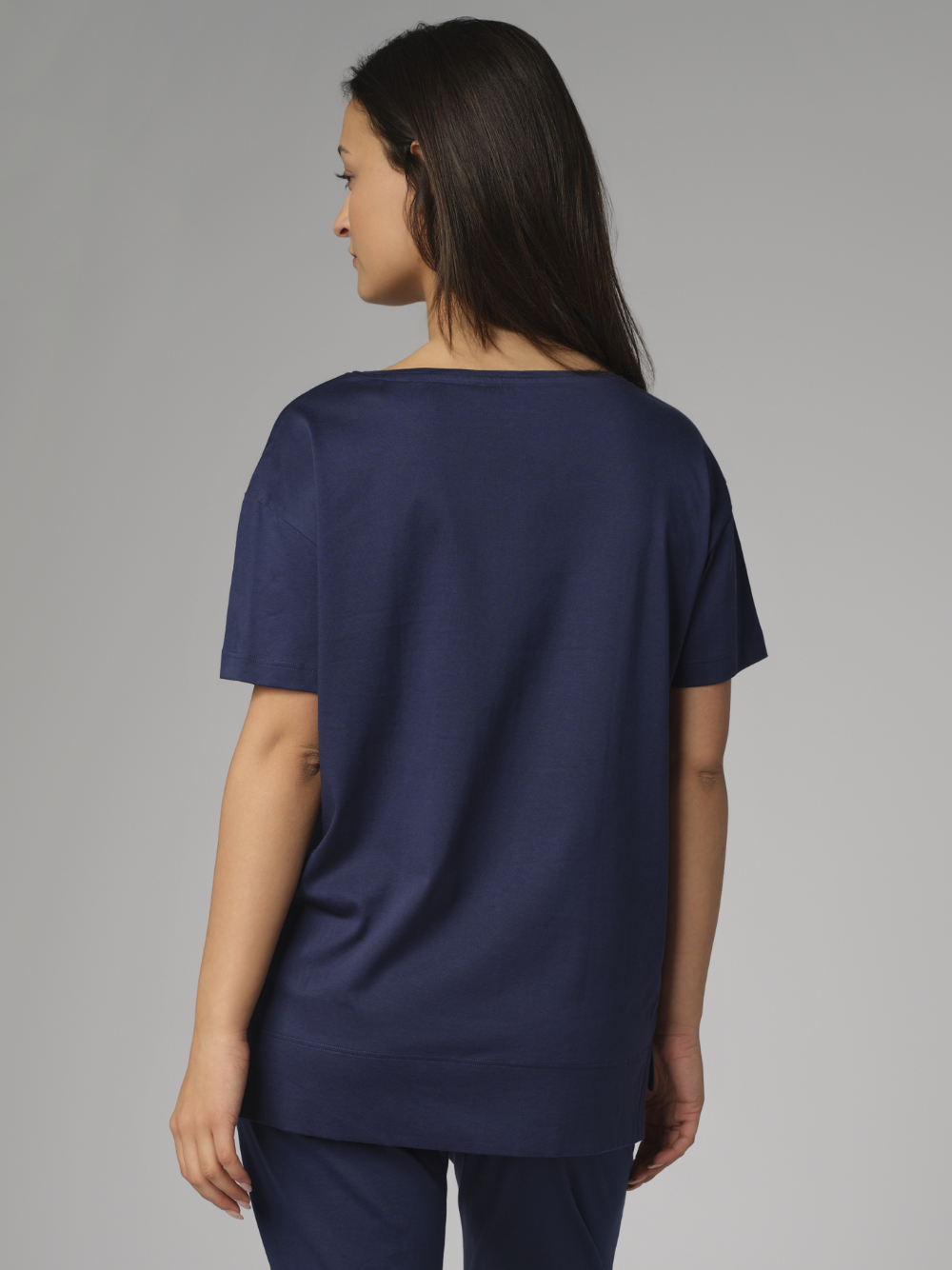 Rückansicht: Frau trägt Comazo Damen Schlafshirt Farbe Dunkelblau aus merzerisierter Baumwolle