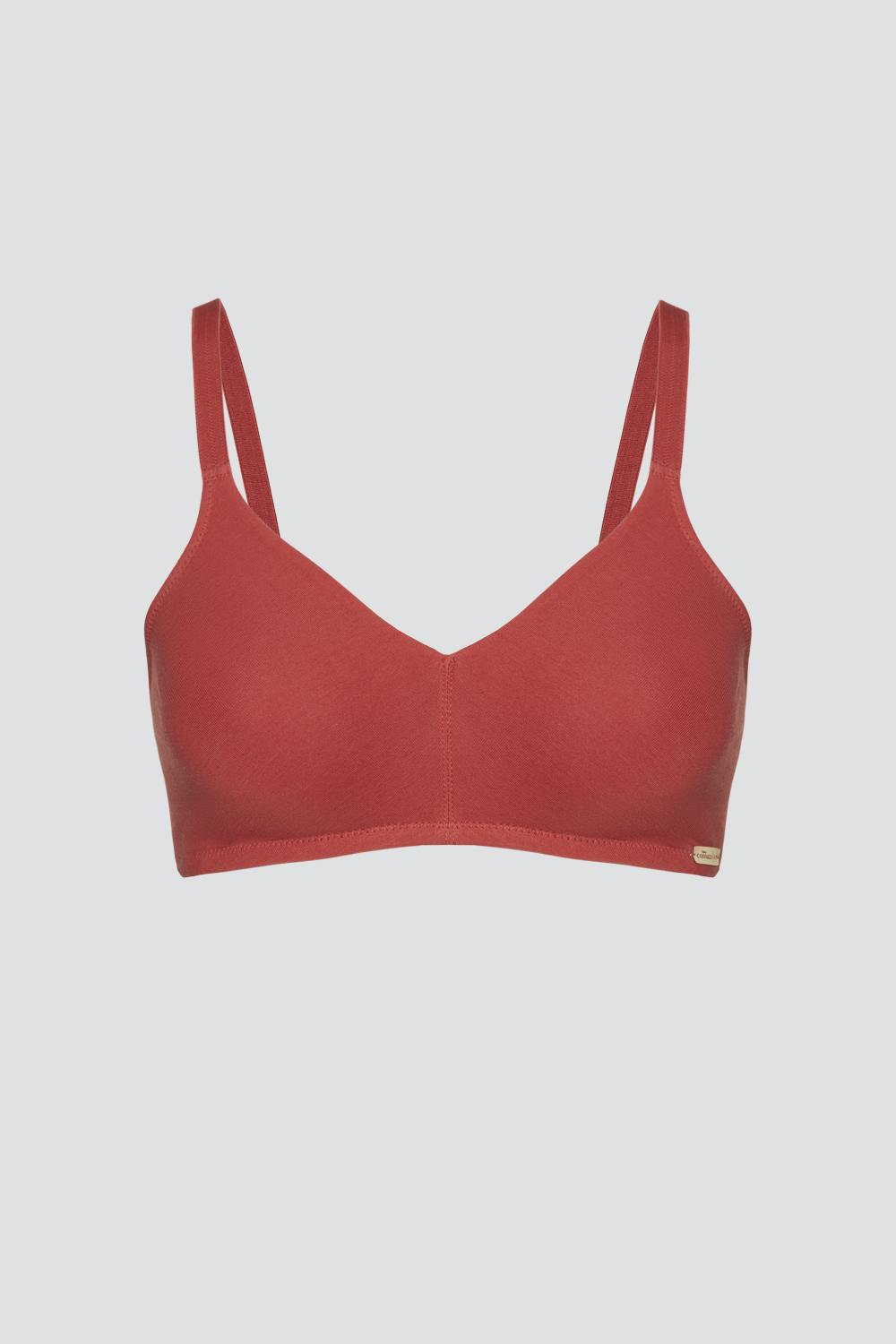 Produktbild Vorderansicht Frau trägt Fairtrade BH ohne Bügel von Comazo in der Farbe Cranberry