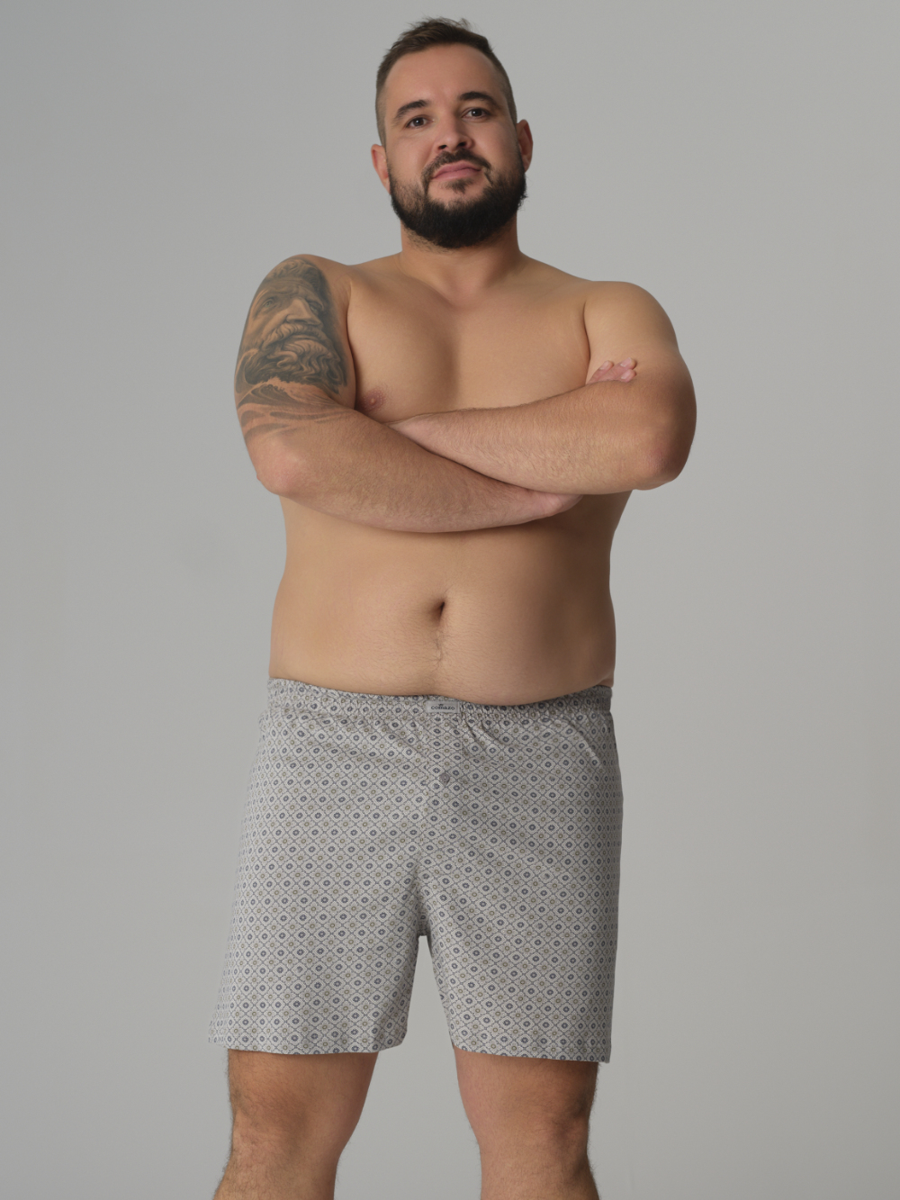 Vorderansicht: Mann trägt Comazo Herren Boxershorts Farbe Grau gemustert