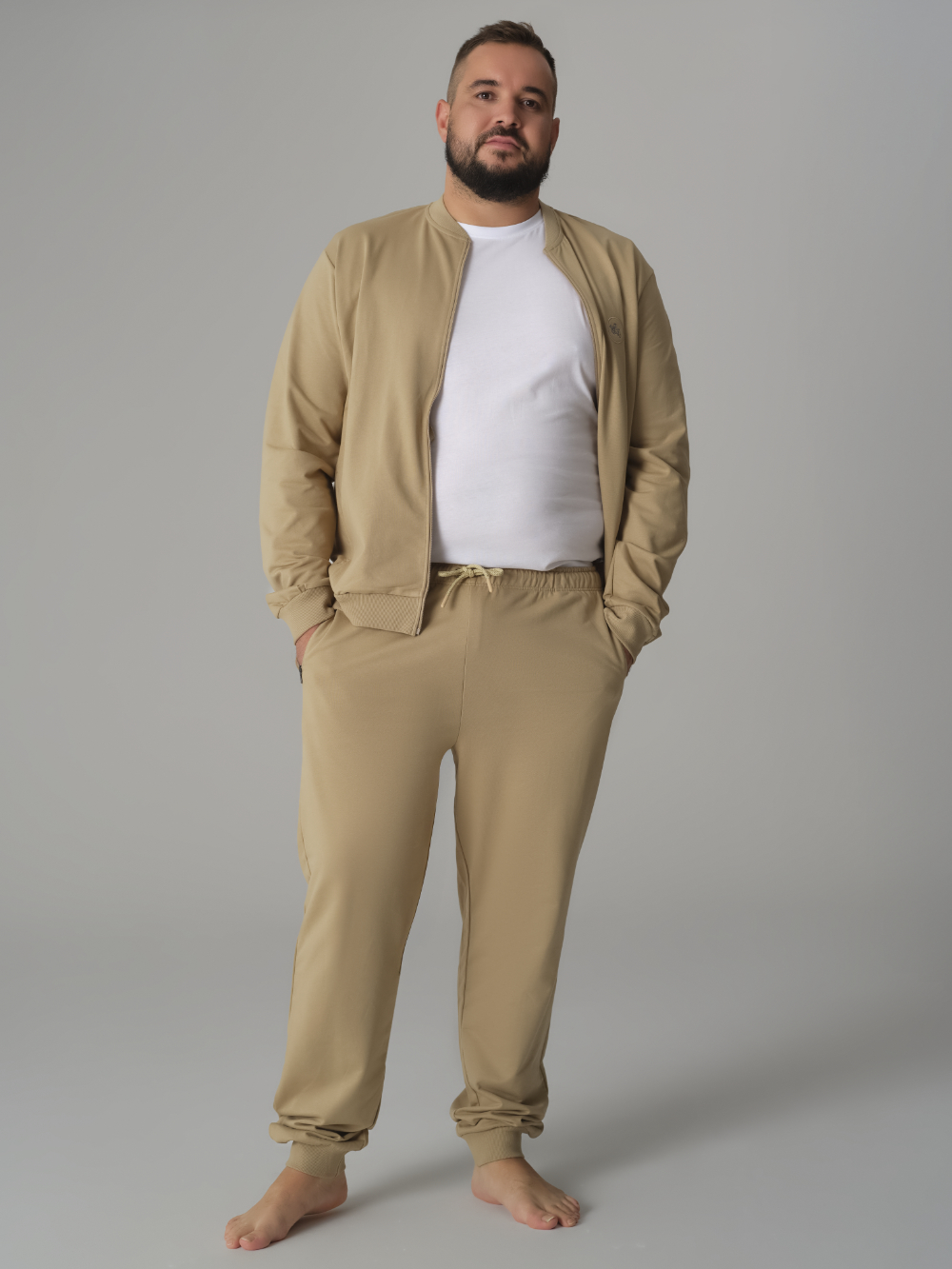 Vorderansicht: Mann trägt Comazo Herren Hose lang Farbe Bast