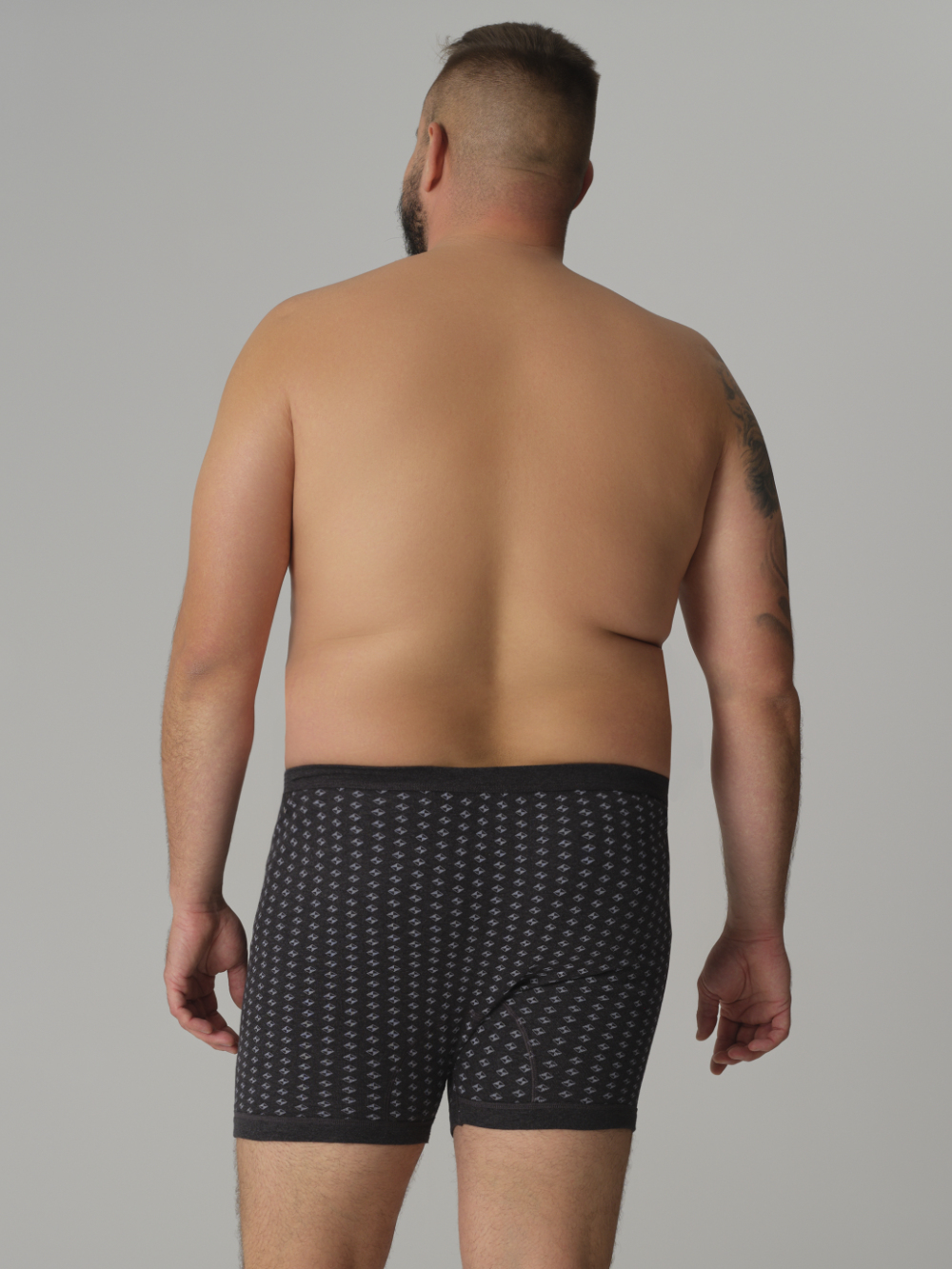 Rückansicht: Mann trägt Comazo Unterhose kurz mit Eingriff Farbe Dunkelgrau-Melange gemustert