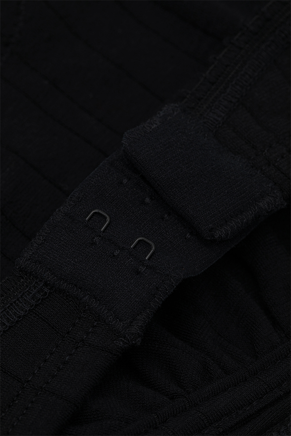 Detailbild Verschluss Fairtrade BH von Comazo in der Farbe Schwarz mit Spitzendetails aus Single Jersey mit Nadelzug