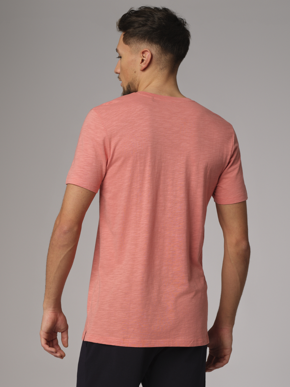 Rückansicht: Mann trägt Comazo Herren Shirt Rundhals aus Flammgarn Farbe Papaya