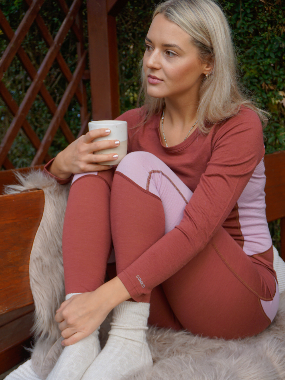 Vorderansicht: Frau trägt Comazo Merinowolle-Unterwäsche Farbe Brandy/Rosegrey