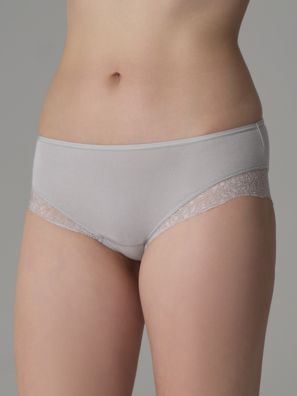 Vorderansicht: Frau trägt Comazo Slip mit Spitzen-Details Farbe Silber