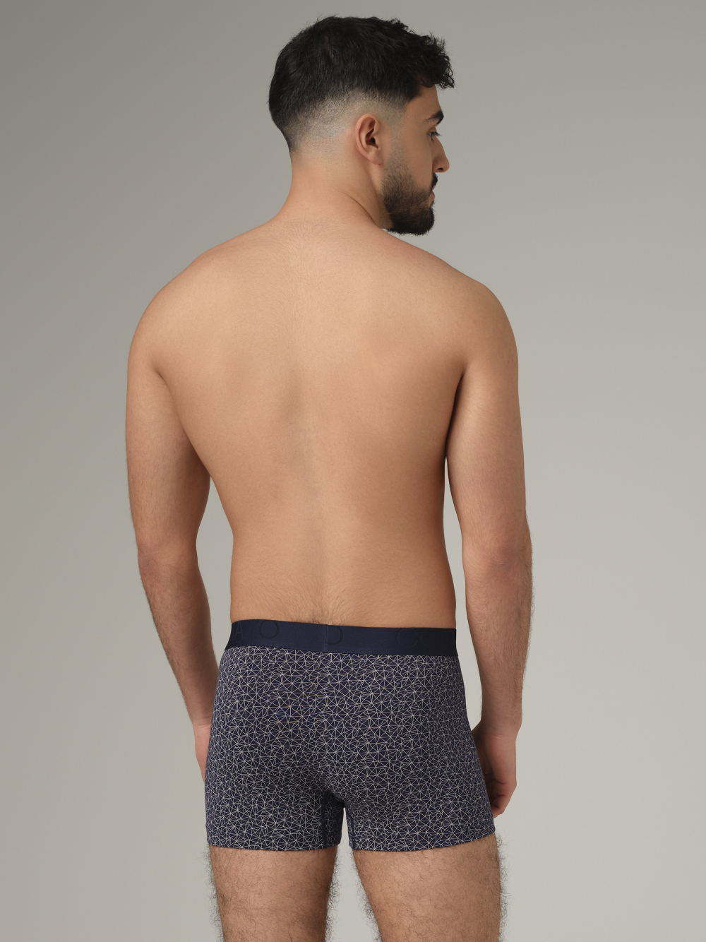 Rückansicht: Mann trägt eine Pants aus 3er Pack "Navy" von Comazo in verschiedenen Mustern und Farben
