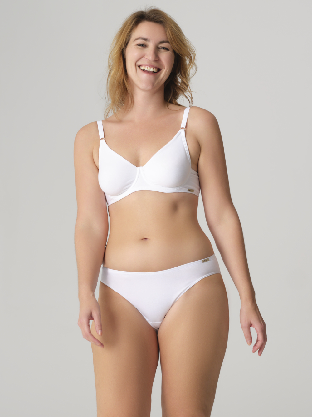 Vorderansicht: Frau trägt Fairtrade Jazz-Pants von Comazo in der Farbe Weiß