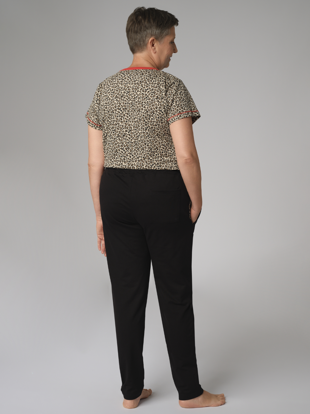 Rückansicht: Frau trägt Comazo Damen Hose mit eleganter Biese Farbe Schwarz-Sand