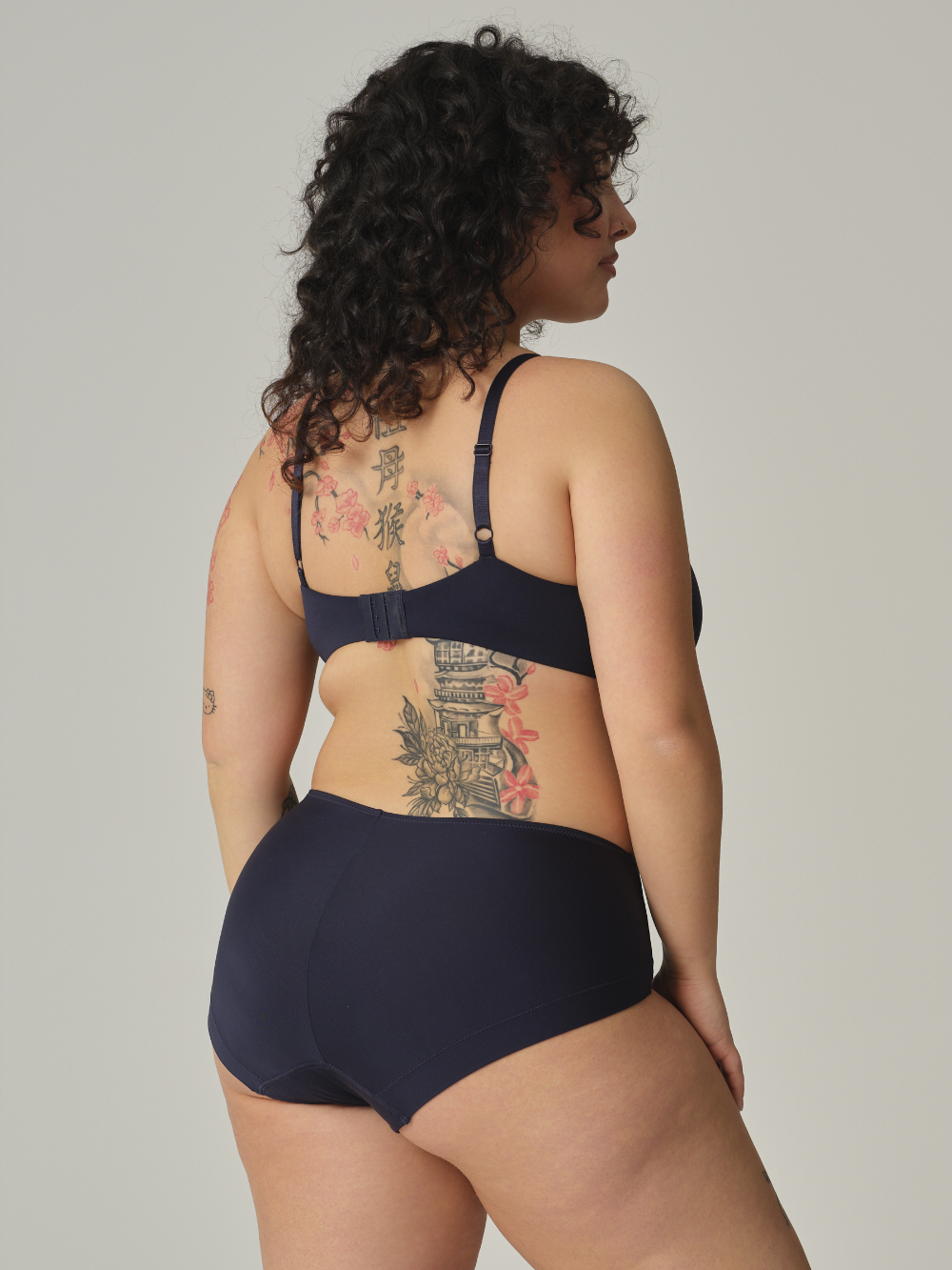 Rückansicht 2: Frau trägt Comazo Schalen-BH mit Microfaser-Touch Farbe Moonlight Blue