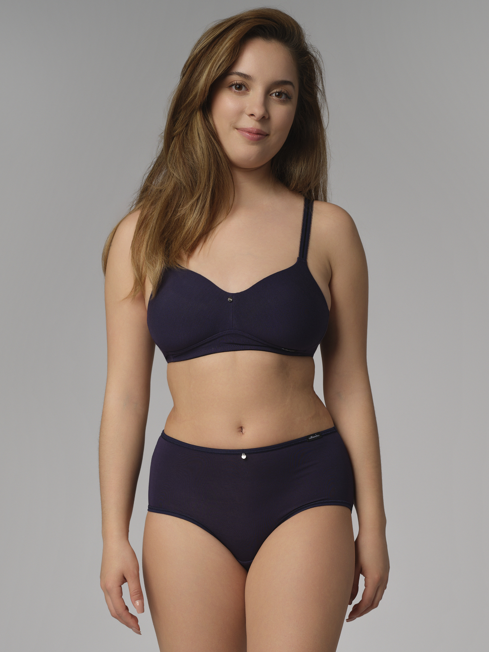 Vorderansicht: Frau trägt Maxi-Slip von Comazo in der Farbe Nachtblau aus MicroModal® mit edlem Schmuck-Anhänger