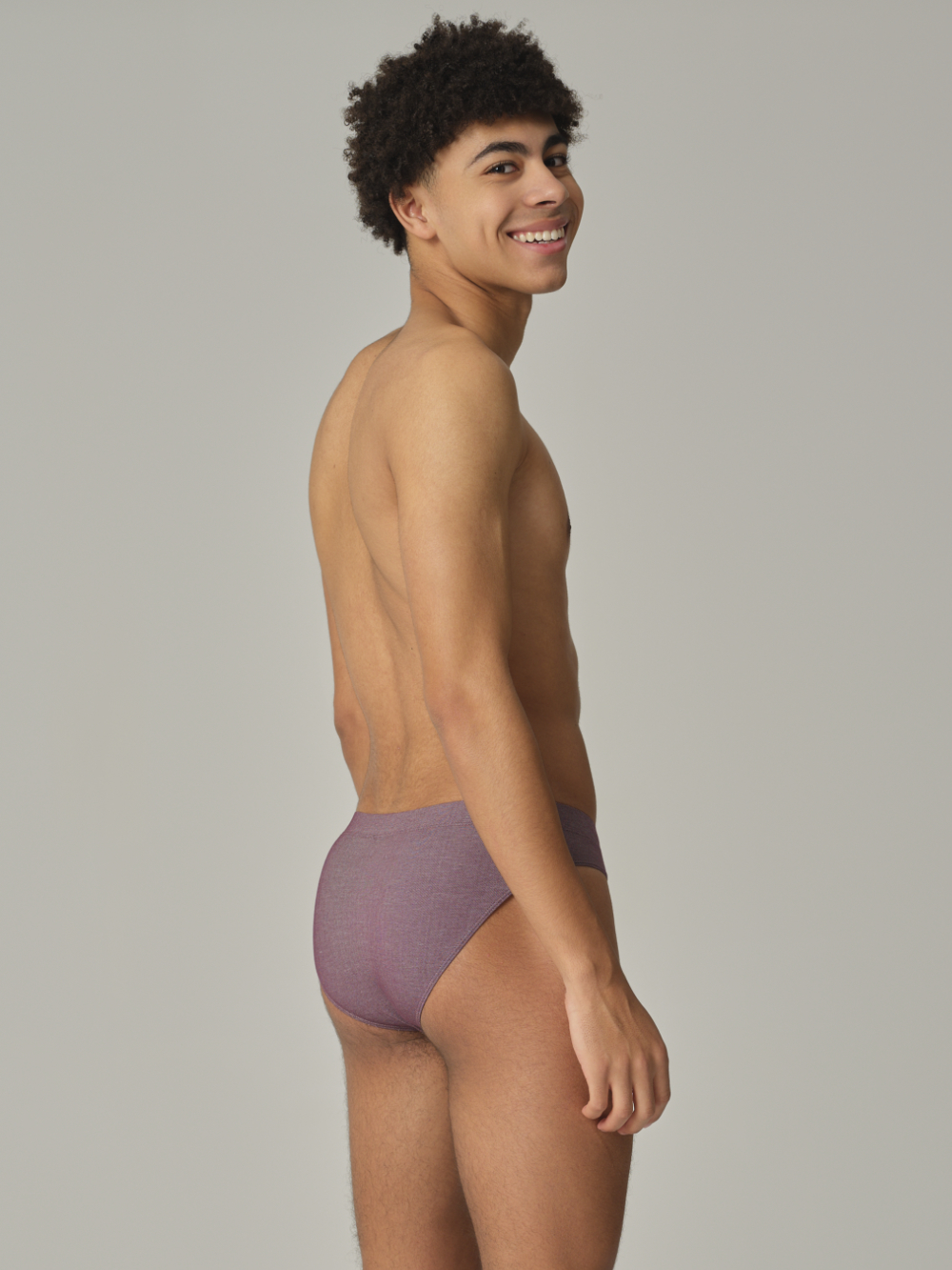 Rückansicht: Mann trägt Slip ohne Eingriff von Comazo in der Farbe Cassis