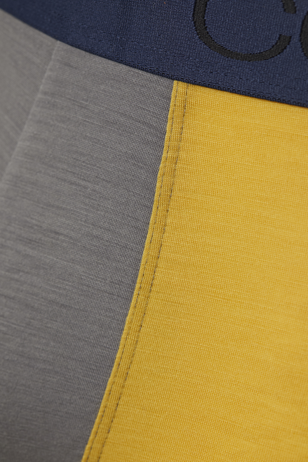Detailbild Trunks aus Merinowolle von Comazo in der Farbe Steelgrey/Senf mit Schriftzug am Bund