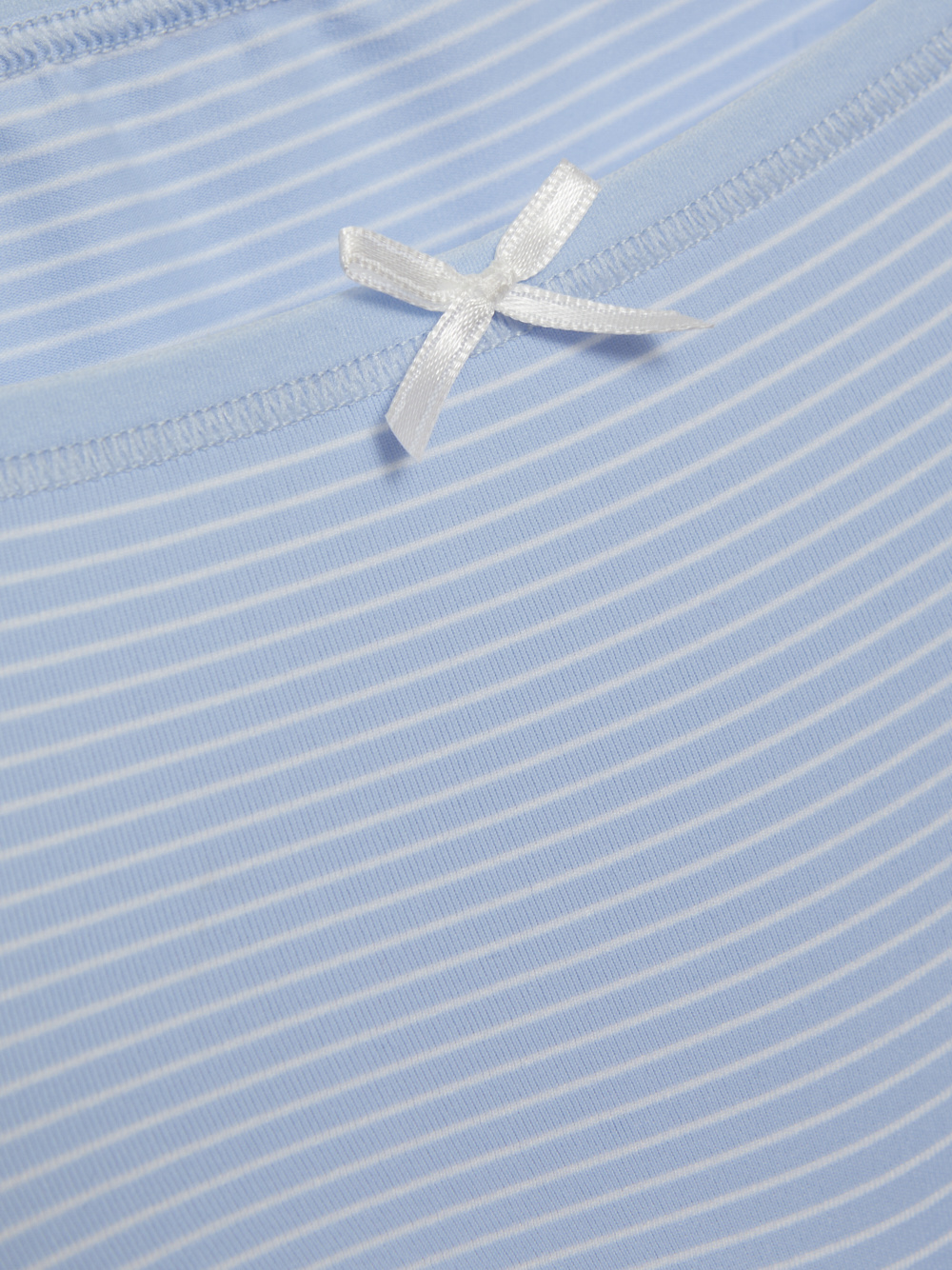 Detailbild Mini-Slip gestreift in der Farbe Bluebell/Weiß mit Zierschleife