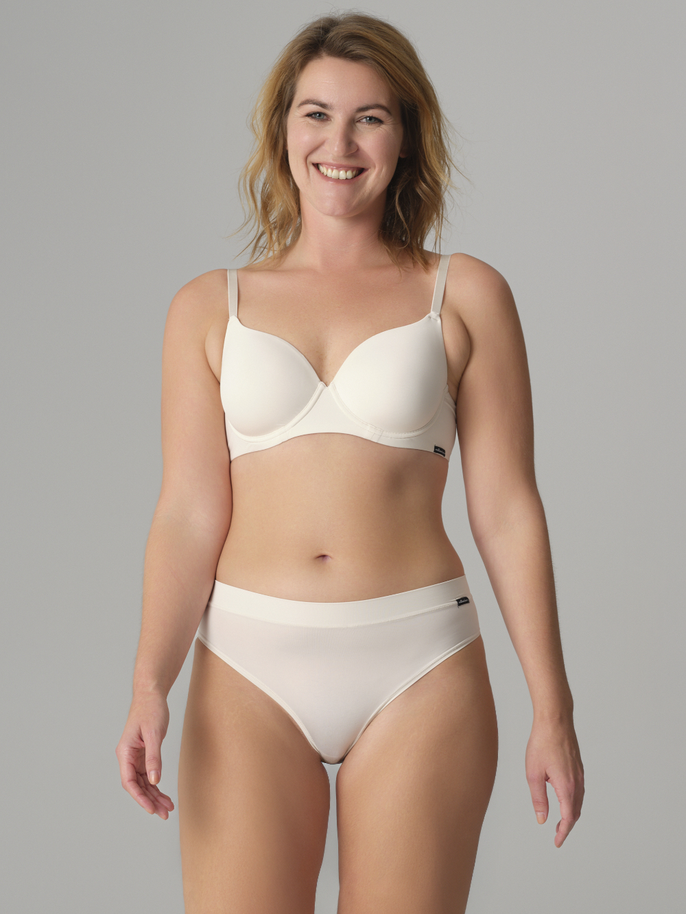 Vorderansicht: Frau trägt Comazo Schalen-BH mit Microfaser-Touch Farbe Offwhite