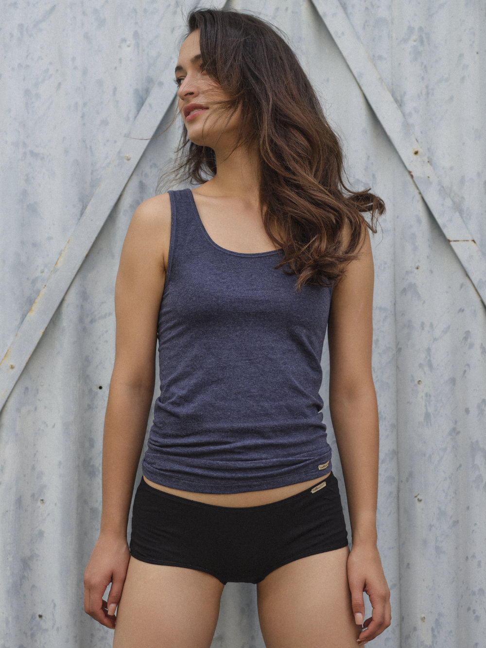 Vorderansicht (Outdoor): Frau trägt Fairtrade Unterhemd Achselträger von Comazo in der Farbe Marine-Melange