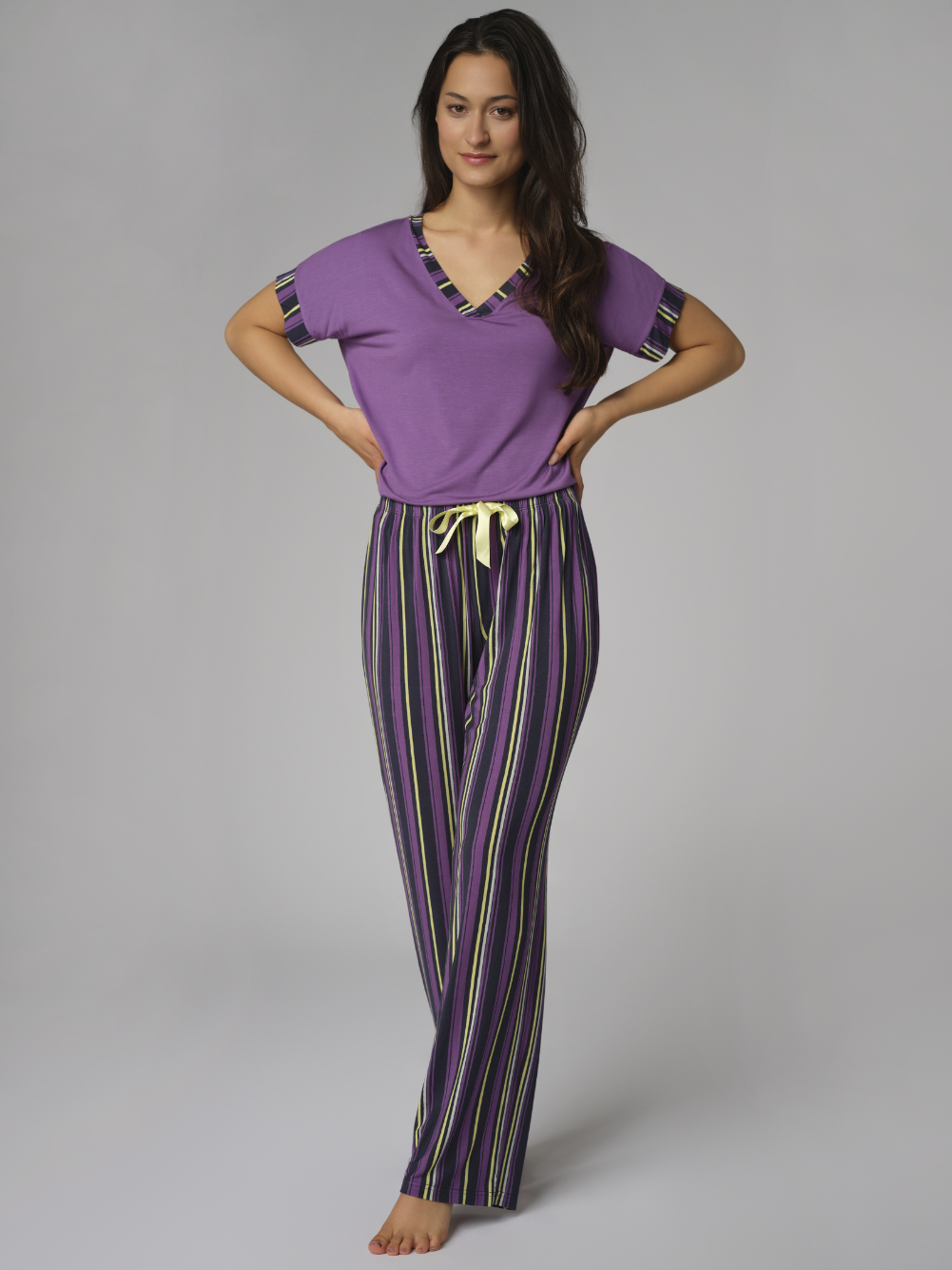 Vorderansicht: Frau trägt Comazo Damen Lange Hose aus Micromodal Farbe Purple Stripe