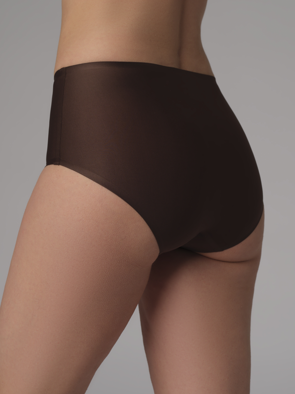 Rückansicht: Frau trägt Hipster Bonded von Comazo in der Farbe Mocca