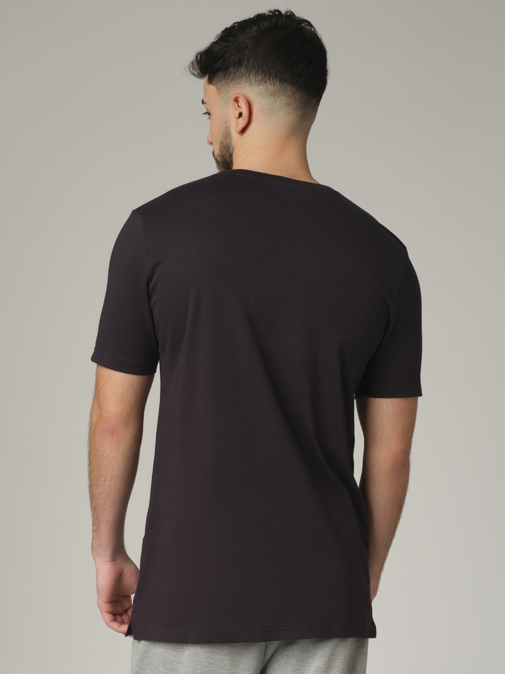 Rückansicht: Mann trägt Basic Shirt kurzarm Rundhals von Comazo in der Farbe Nachtblau aus 100% Baumwolle