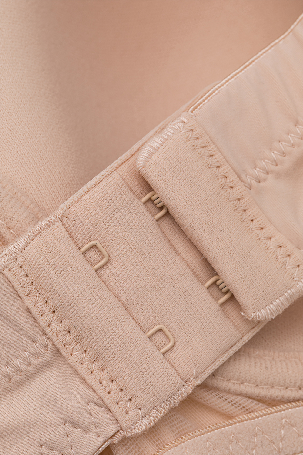 Detailbild Verschluss Bandeau-BH von Comazo in der Farbe Muschel mit abnehmbaren Trägern.