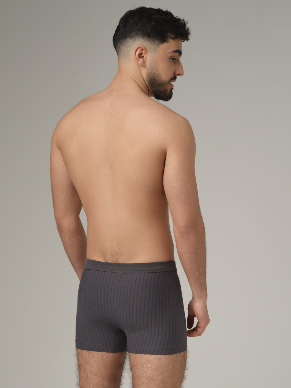 Rückansicht: Mann trägt Comazo Herren Trunks Farbe Granit mit Streifen aus Baumwolle