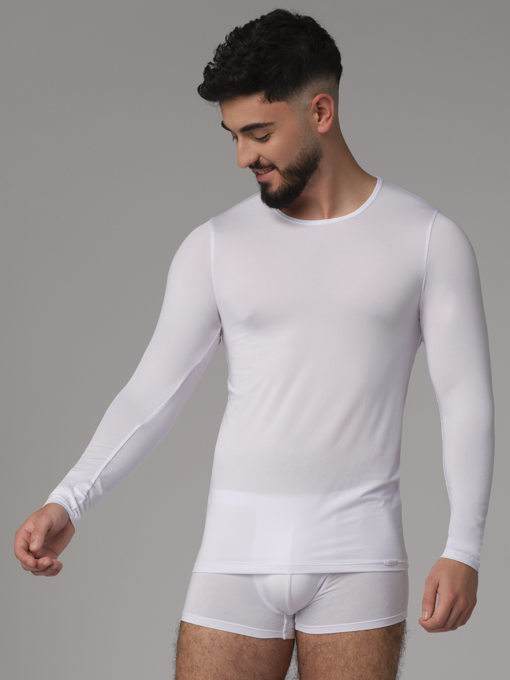 Vorderansicht 2: Mann trägt Shirt langarm von Comazo in der Farbe Weiß mit BeSoCool Technologie