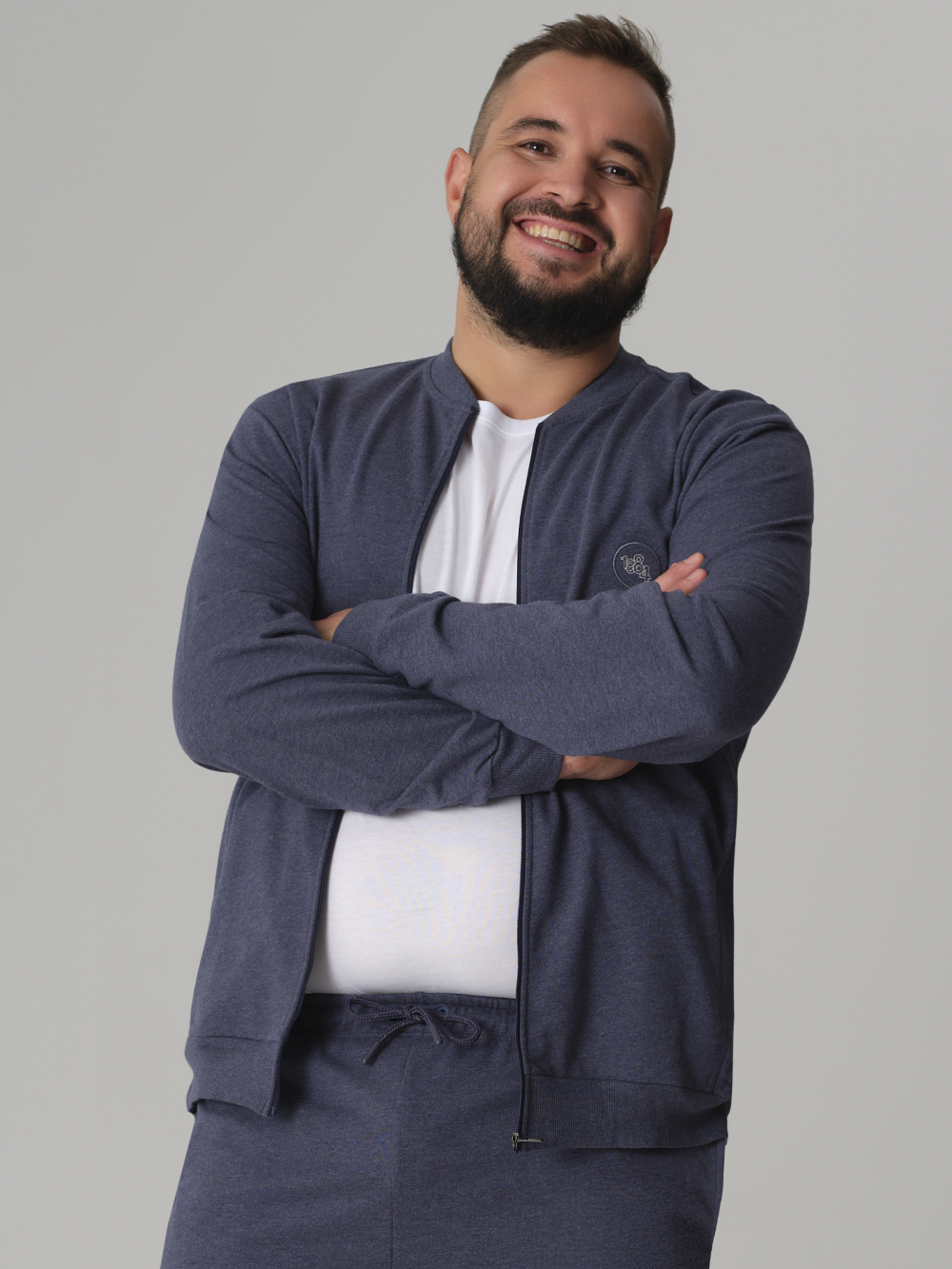 Vorderansicht: Mann trägt Comazo Blouson Jacke mit Reißverschluss Farbe Dunkelblau-Melange