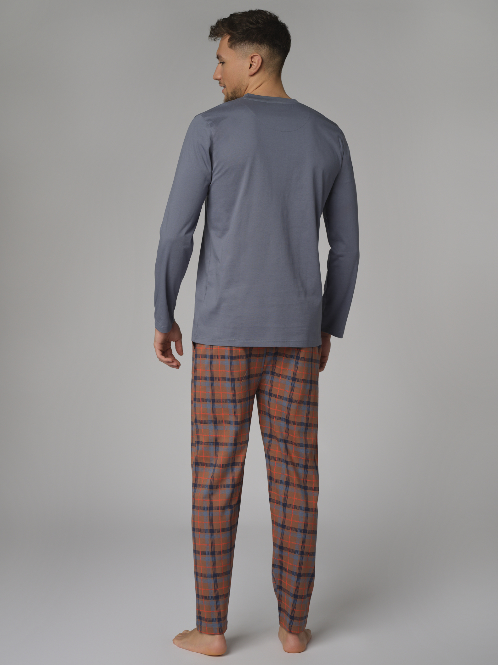 Rückansicht: Mann trägt Comazo Herren Schlafanzug lang Farbe Smokey Blue