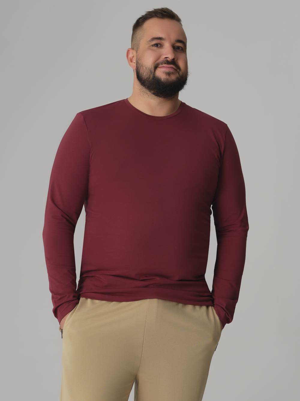 Vorderansicht: Mann trägt Comazo Herren Basic Shirt langarm Farbe Merlot