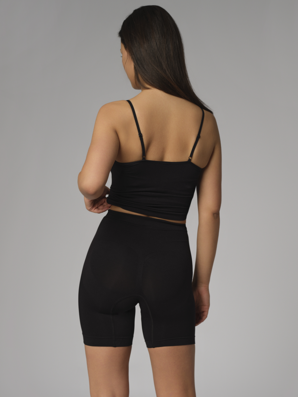 Rückansicht: Frau trägt Comazo Damen Shapewear Unterhose Farbe Black Beauty