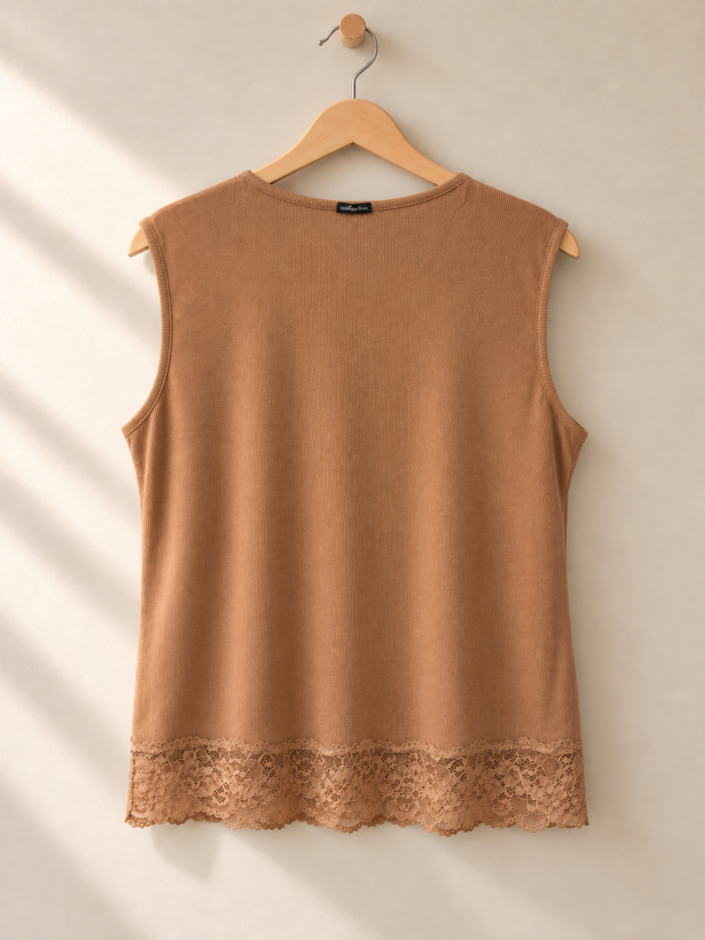 Shirt ohne Arm aus Doppelripp mit Spitze