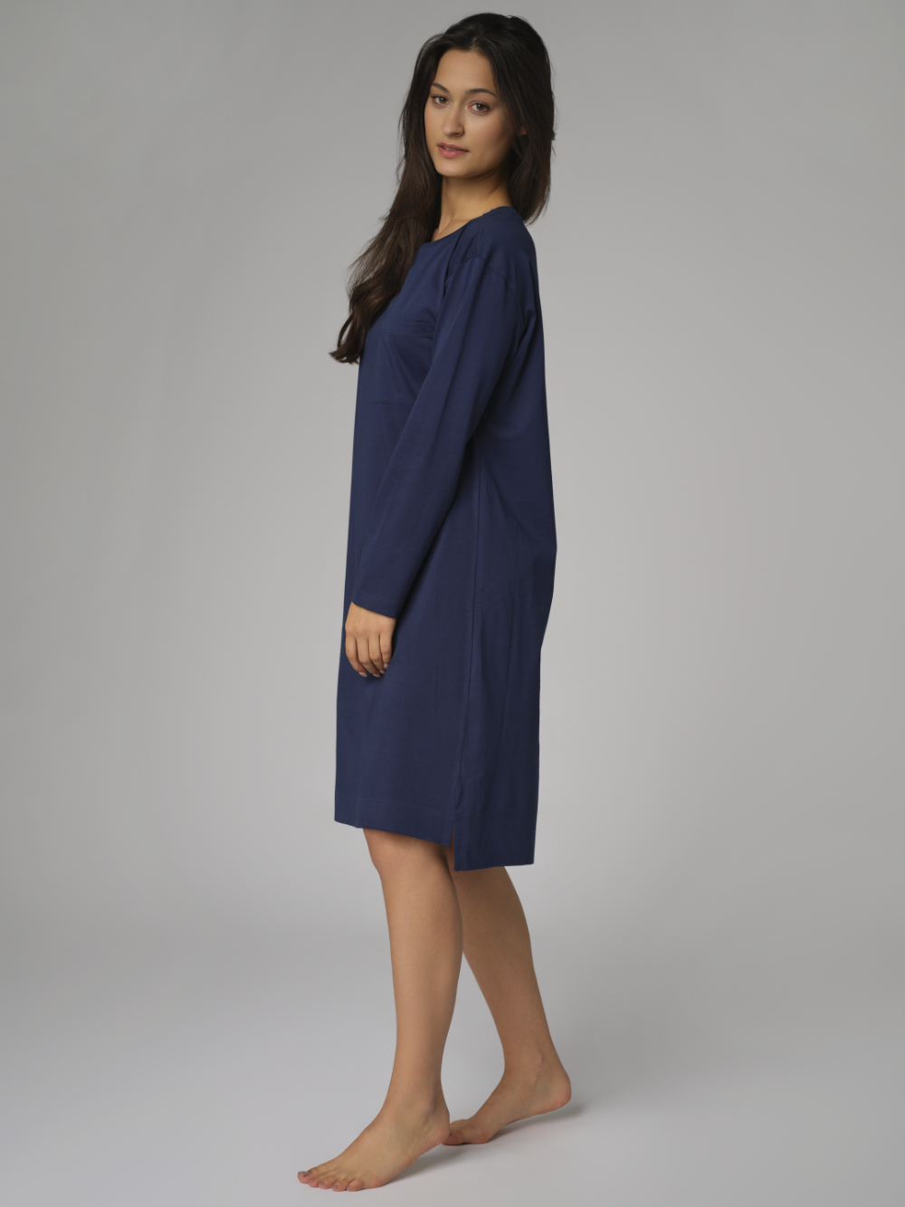 Seitenansicht: Frau trägt Comazo Damen Nachthemd langarm Farbe Dunkelblau aus merzerisierter Baumwolle