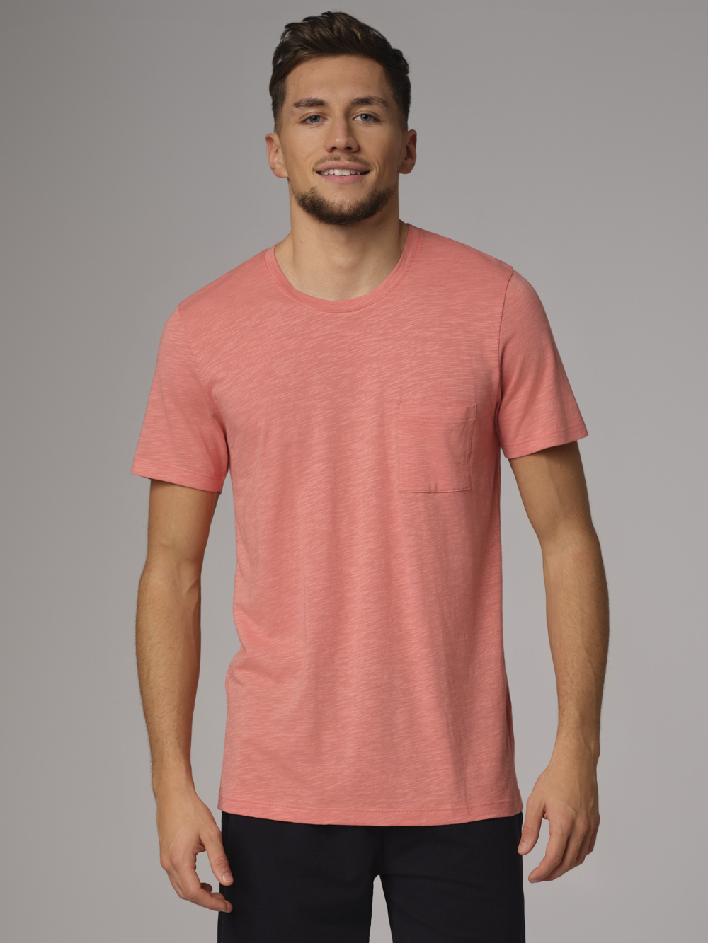 Vorderansicht: Mann trägt Comazo Herren Shirt Rundhals aus Flammgarn Farbe Papaya