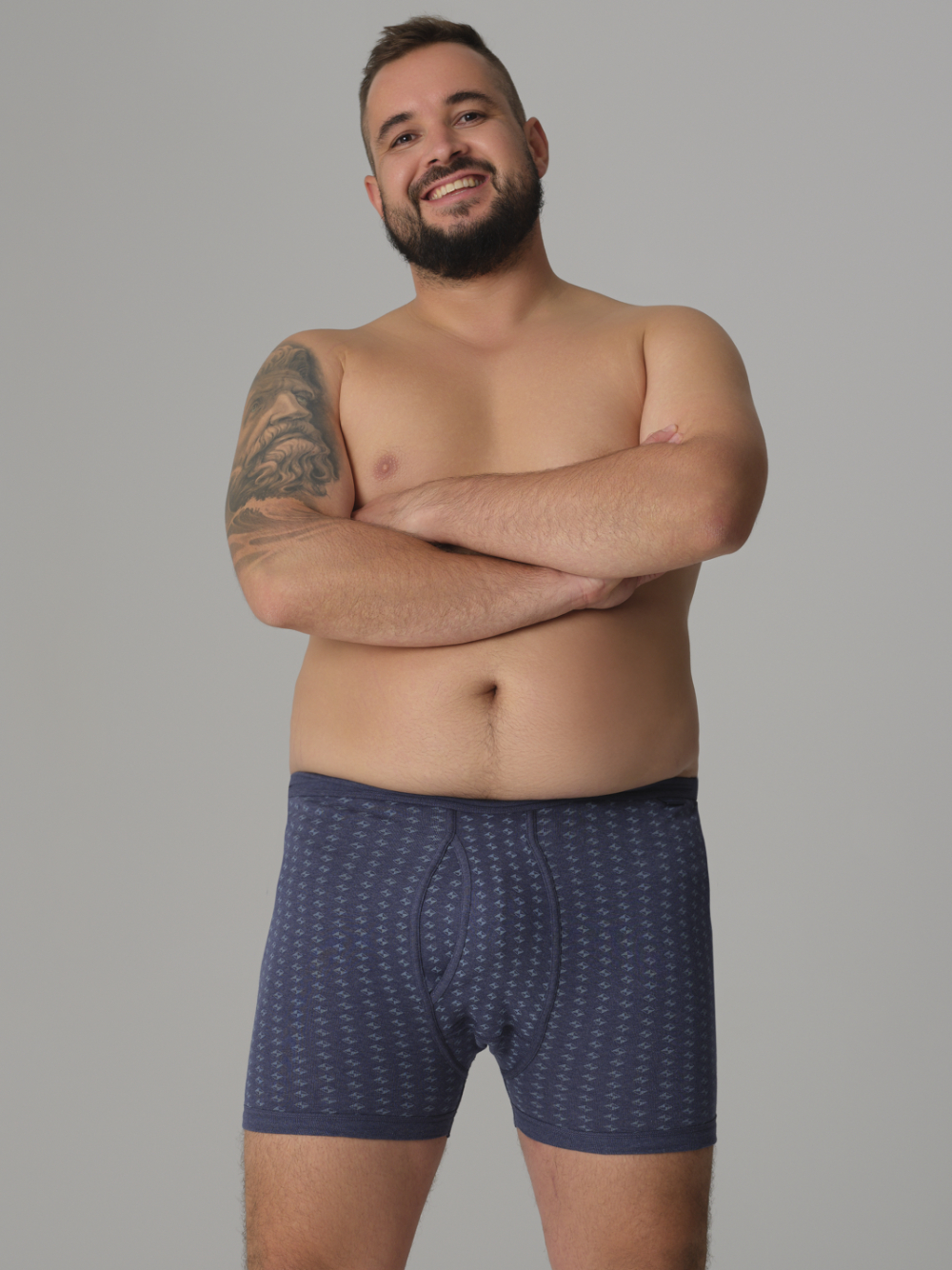 Vorderansicht: Mann trägt Comazo Unterhose kurz mit Eingriff Farbe Blau-Melange gemustert