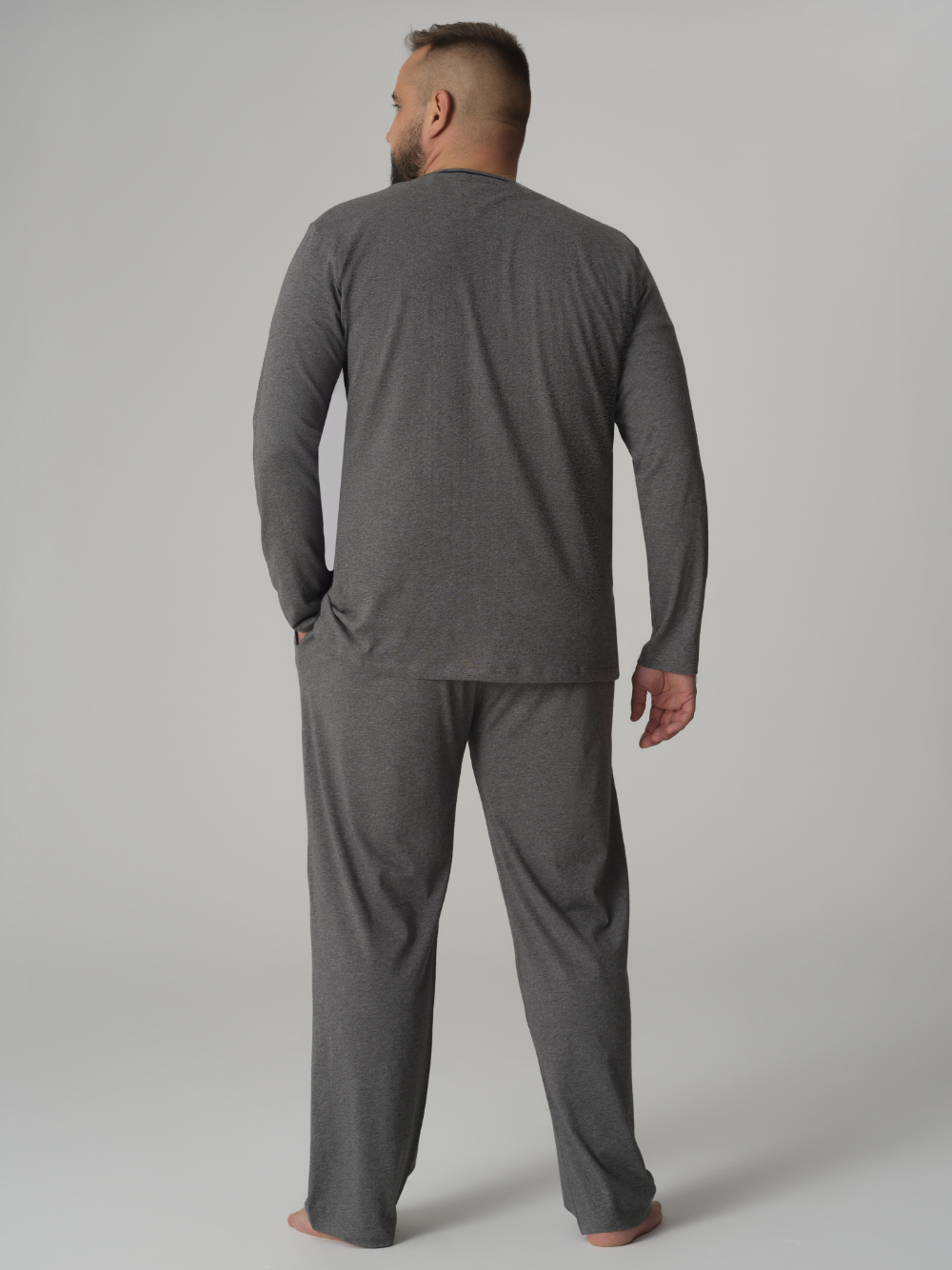 Rückansicht: Mann trägt Comazo Schlafanzug lang aus 100% Baumwolle Farbe Grau-Melange